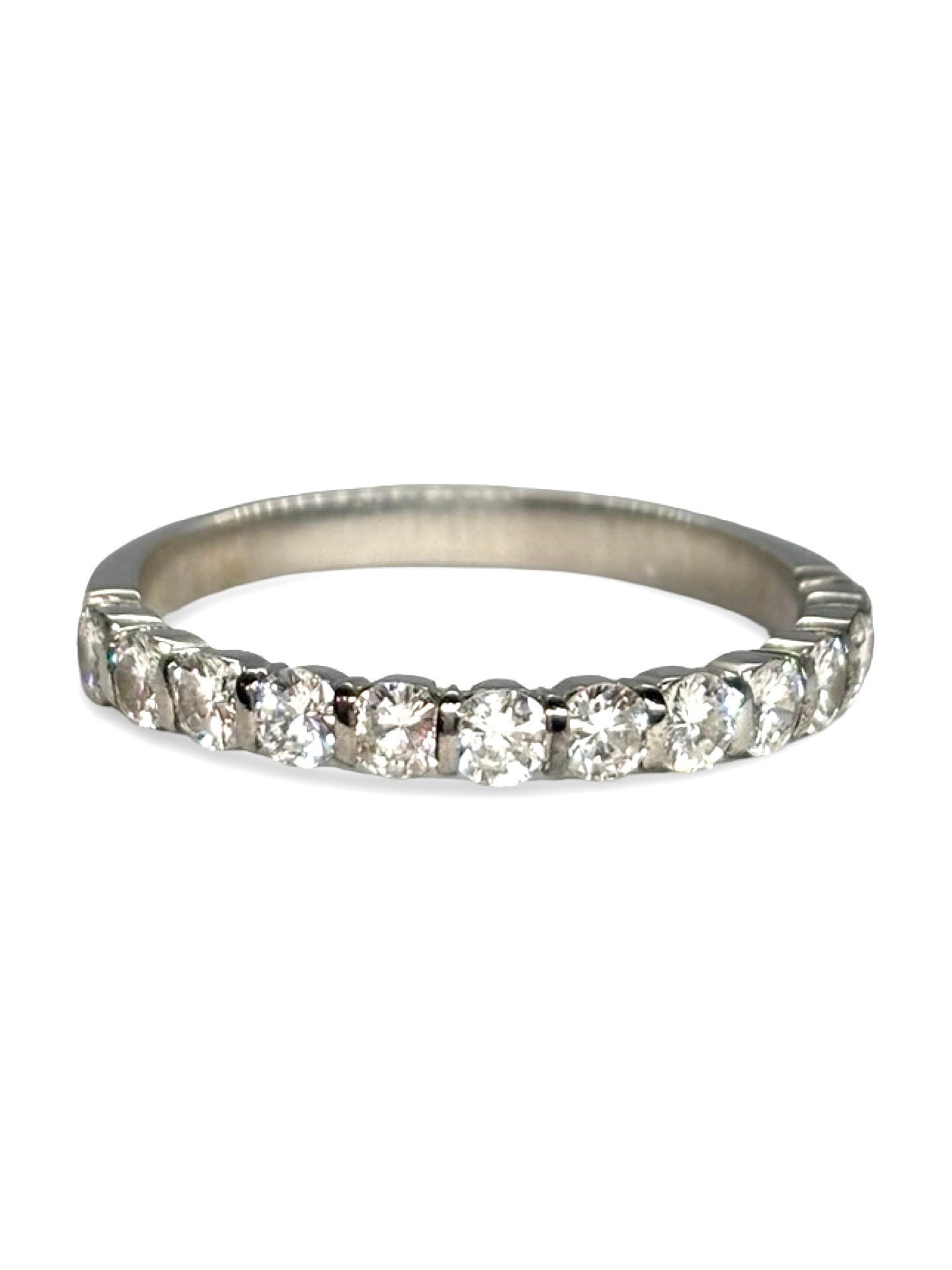 Demi-alliance en or blanc 18 carats sertie de diamants totalisant 0,75 carat. Ce bijou raffiné séduit par son éclat discret et élégant, idéal pour symboliser un engagement ou compléter une bague de mariage. Une demi-alliance précieuse qui allie finesse, brillance et modernité pour sublimer la main au quotidien ou lors d’occasions spéciales.
