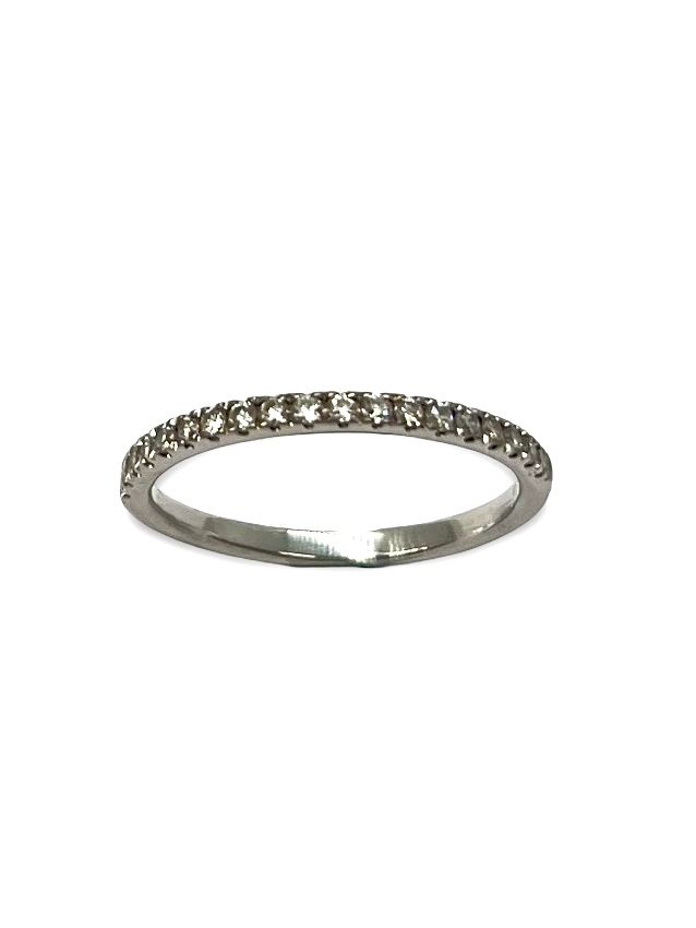 Craquez pour cette demi-alliance en or blanc, délicatement sertie de diamants totalisant 0,19 ct. Son design épuré et raffiné en fait un bijou idéal à porter seul ou en accumulation. Symbole d’amour et de raffinement, cette bague demi-alliance allie sobriété et éclat, parfaite pour célébrer un moment précieux ou sublimer le quotidien. 