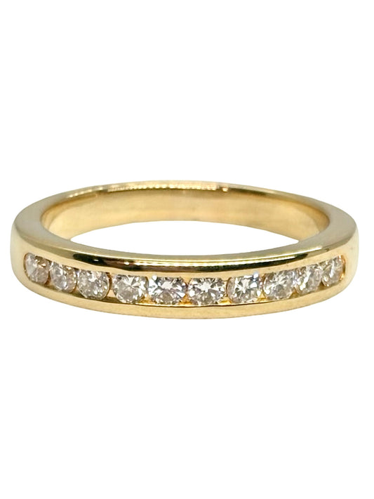 Demi-alliance en or jaune 18 carats (750/1000) sertie de diamants naturels d’un poids total de 0,50 carat. Cette bague en or jaune et diamants séduit par son éclat et son élégance intemporelle. Son sertissage délicat met en valeur la brillance des pierres précieuses. Idéale comme alliance diamant, bague de mariage ou bijou à associer à une bague de fiançailles, cette demi-alliance en or jaune apporte une touche raffinée au quotidien. Un bijou précieux qui allie finesse, luminosité et sophistication.