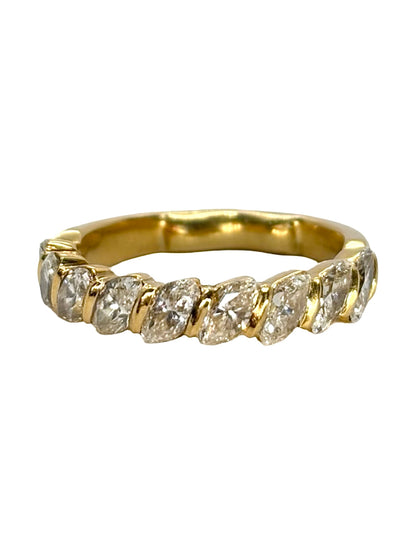 Demi-alliance en or jaune 18 carats sertie de diamants pour un poids total de 1,5 carat. Ce bijou raffiné séduit par l’éclat lumineux des diamants et la chaleur élégante de l’or jaune. Idéale pour compléter un solitaire ou être portée seule, elle offre un style classique et sophistiqué, apportant luxe et finesse au doigt pour chaque occasion.