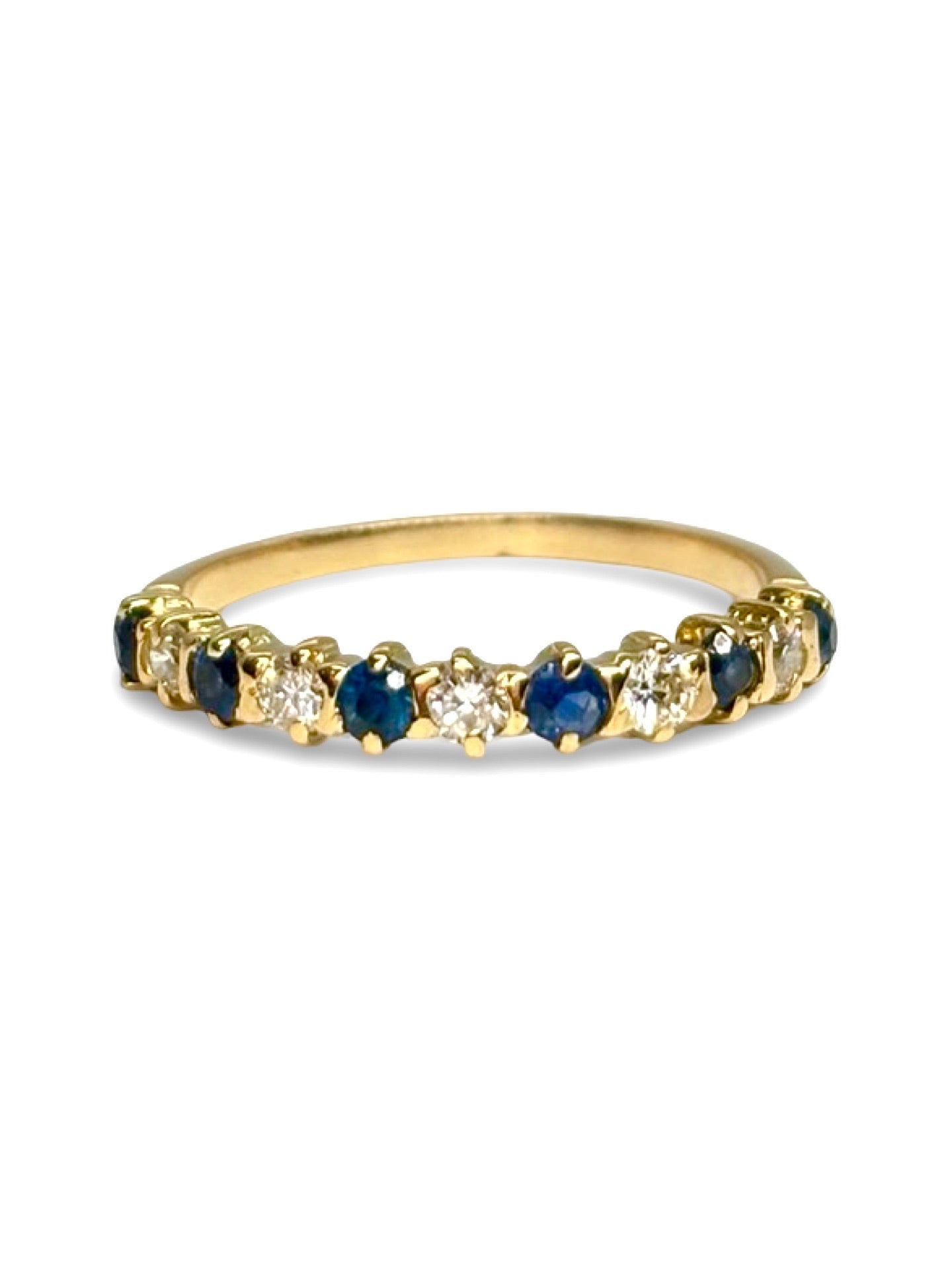 Demi-alliance en or jaune 18 carats sertie de saphirs et diamants totalisant 0,40 carat. Élégante et raffinée, cette bague demi-tour associe l’éclat profond des saphirs à la brillance des diamants pour un rendu lumineux. Idéale comme alliance, bague d’anniversaire ou bijou du quotidien, elle apporte une touche précieuse et intemporelle à chaque tenue.