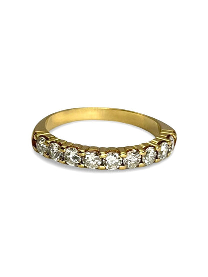 Élégante et lumineuse, cette demi-alliance en or jaune 18 carats est sertie de diamants scintillants totalisant 0,72 carat. Son design raffiné souligne avec grâce chaque mouvement. Idéale pour célébrer un moment précieux ou compléter une parure, elle incarne l’alliance parfaite entre éclat et intemporalité.