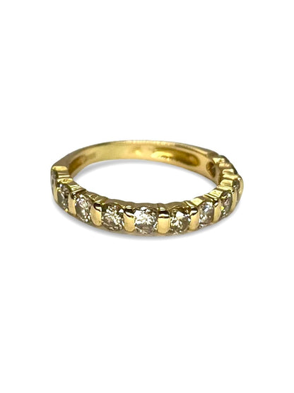 Raffinée et lumineuse, cette demi-alliance en or jaune 18 carats est sertie de diamants pour un total d’un carat. Un bijou d’exception, à la fois classique et contemporain, idéal pour symboliser un moment précieux. Parfaite en bague de mariage ou de célébration, elle se porte seule ou associée à d'autres anneaux.