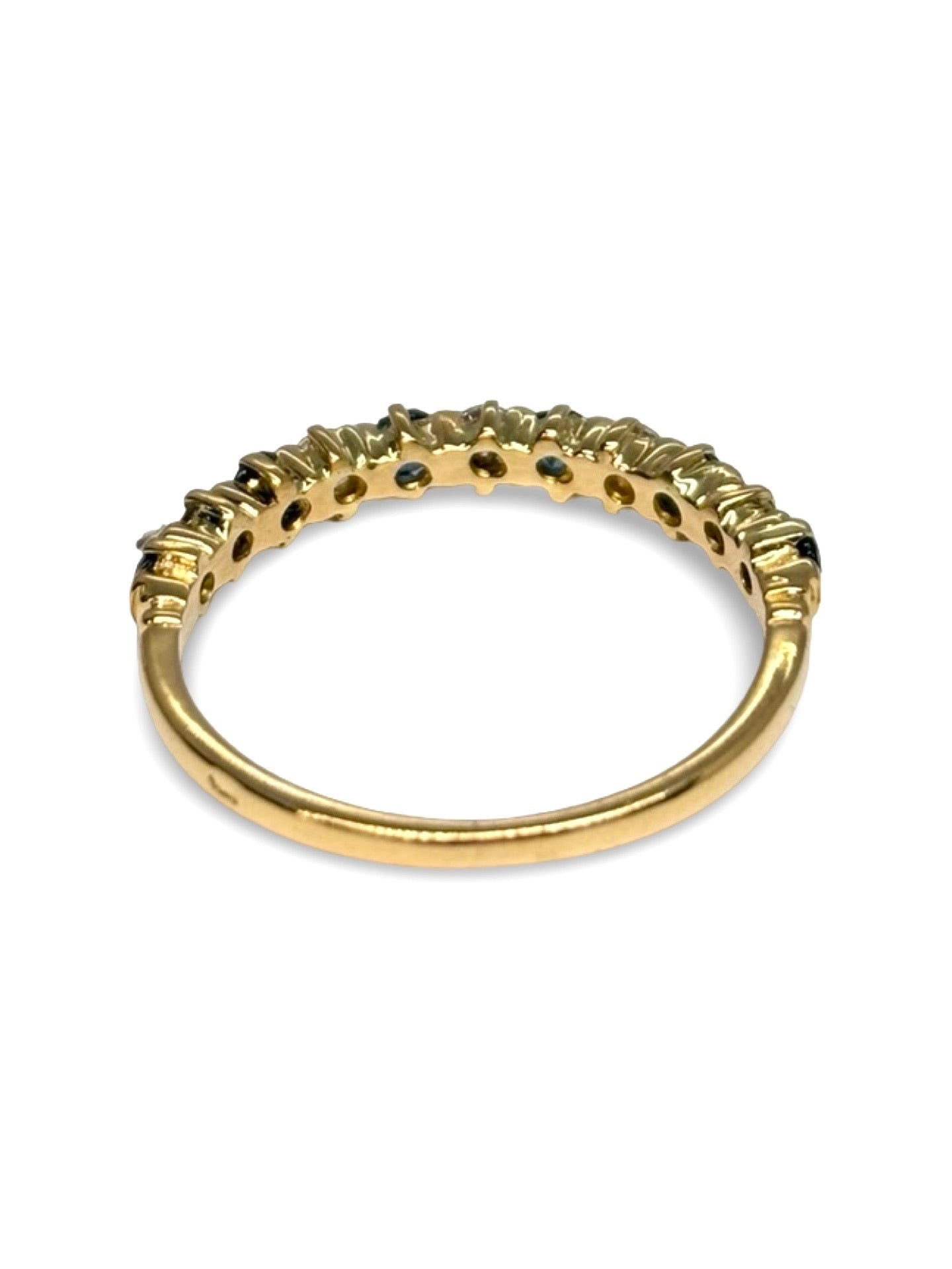 Demi-alliance en or jaune 18 carats sertie de saphirs et diamants totalisant 0,40 carat. Élégante et raffinée, cette bague demi-tour associe l’éclat profond des saphirs à la brillance des diamants pour un rendu lumineux. Idéale comme alliance, bague d’anniversaire ou bijou du quotidien, elle apporte une touche précieuse et intemporelle à chaque tenue.