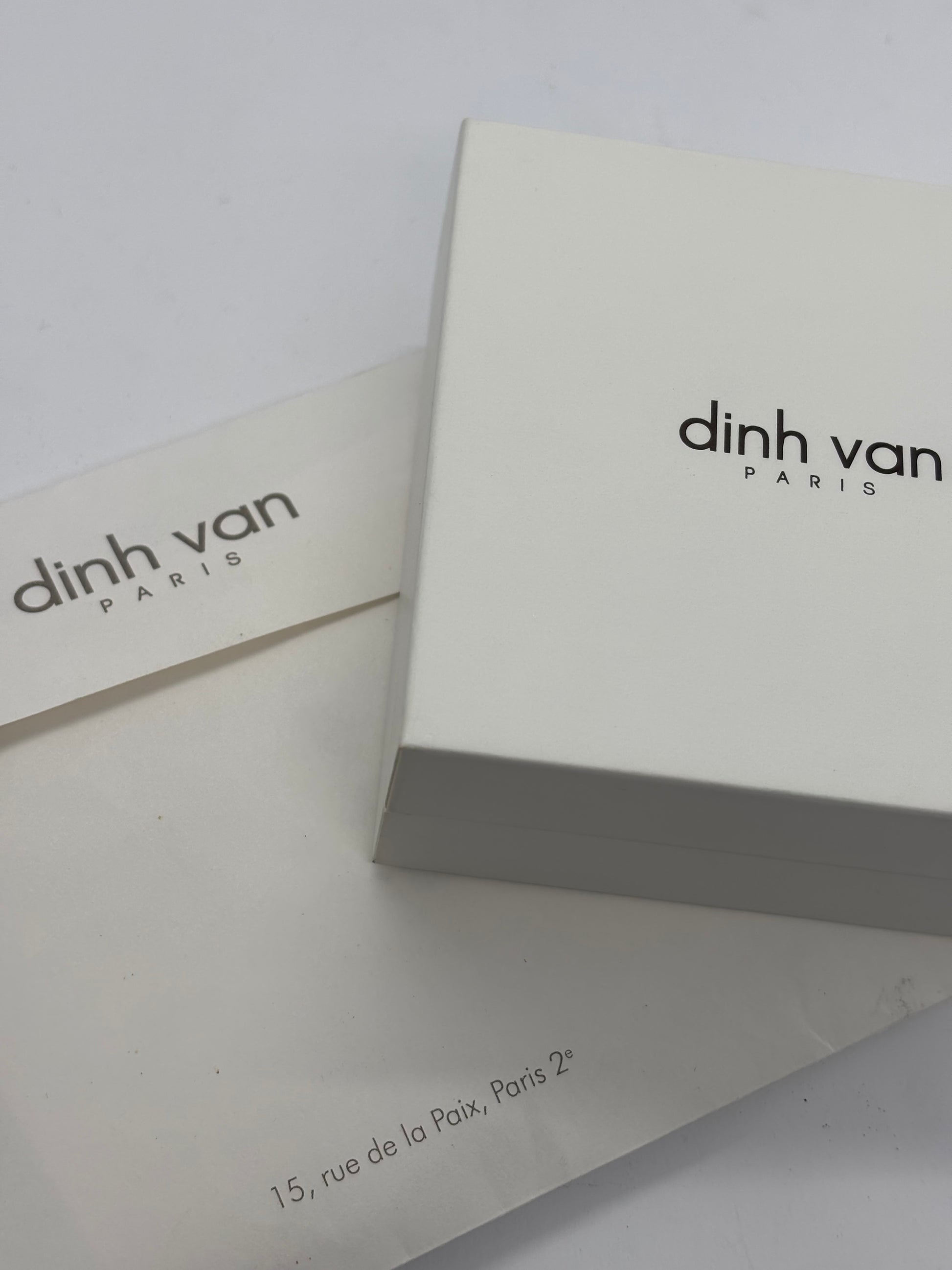 Bracelet cordon Dinh Van Maillon L en or blanc serti de diamants. Son design minimaliste et raffiné exprime l’élégance intemporelle propre à la maison Dinh Van. Le maillon emblématique symbolise le lien et la modernité, offrant un bijou lumineux et délicat à porter chaque jour, seul ou en accumulation.