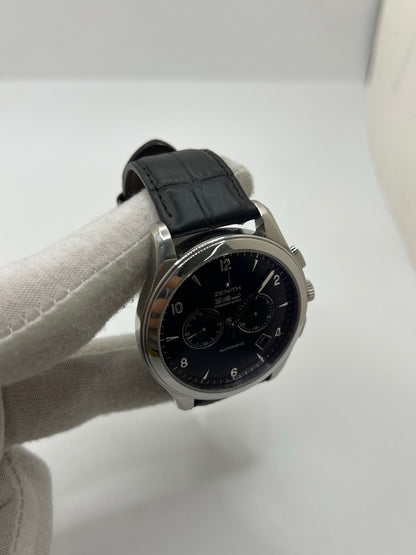 Montre Zenith El Primero automatique en acier de 2007, modèle homme ou unisexe avec boîtier de 44 mm et cadran noir à chiffres arabes. Ce chronographe d’occasion en très bon état dispose d’un verre saphir, d’une fonction date et d’un bracelet en cuir noir avec boucle ardillon. Élégante et précise, la Zenith El Primero séduit par son design iconique et sa performance horlogère, idéale pour les passionnés de montres de luxe et de chronographes haut de gamme.
