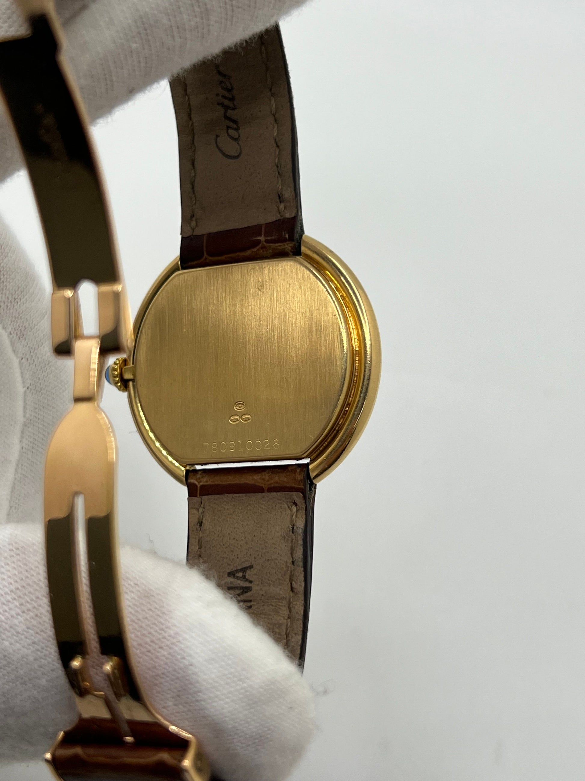 Découvrez la Cartier Ellipse Grand Modèle, une montre de luxe au design raffiné et aux dimensions généreuses. Ce modèle elliptique grand format incarne l’élégance et le savoir-faire de la maison Cartier. Idéal pour ceux qui recherchent une montre de caractère en version large.