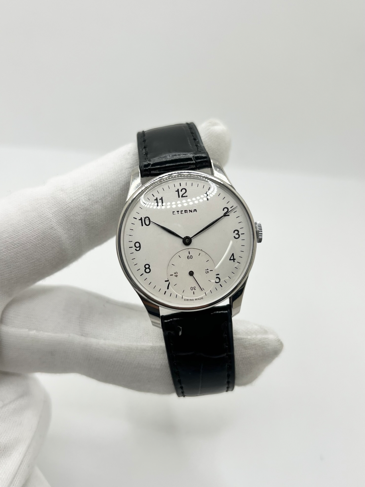 Montre Eterna Calatrava équipée du calibre 852, un modèle vintage au style élégant et intemporel. Cette montre Eterna Calatrava séduit par son design classique et ses lignes raffinées, caractéristiques de l’horlogerie traditionnelle. Son calibre 852 souligne son intérêt pour les amateurs de montres anciennes et de mouvements mécaniques. Une pièce de caractère, idéale pour compléter une collection horlogère ou apporter une touche vintage à une tenue élégante.