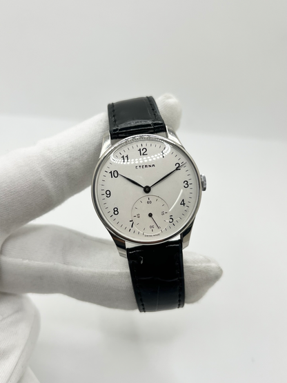 Montre Eterna Calatrava équipée du calibre 852, un modèle vintage au style élégant et intemporel. Cette montre Eterna Calatrava séduit par son design classique et ses lignes raffinées, caractéristiques de l’horlogerie traditionnelle. Son calibre 852 souligne son intérêt pour les amateurs de montres anciennes et de mouvements mécaniques. Une pièce de caractère, idéale pour compléter une collection horlogère ou apporter une touche vintage à une tenue élégante.