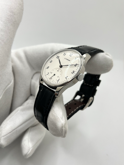 Montre Eterna Calatrava équipée du calibre 852, un modèle vintage au style élégant et intemporel. Cette montre Eterna Calatrava séduit par son design classique et ses lignes raffinées, caractéristiques de l’horlogerie traditionnelle. Son calibre 852 souligne son intérêt pour les amateurs de montres anciennes et de mouvements mécaniques. Une pièce de caractère, idéale pour compléter une collection horlogère ou apporter une touche vintage à une tenue élégante.