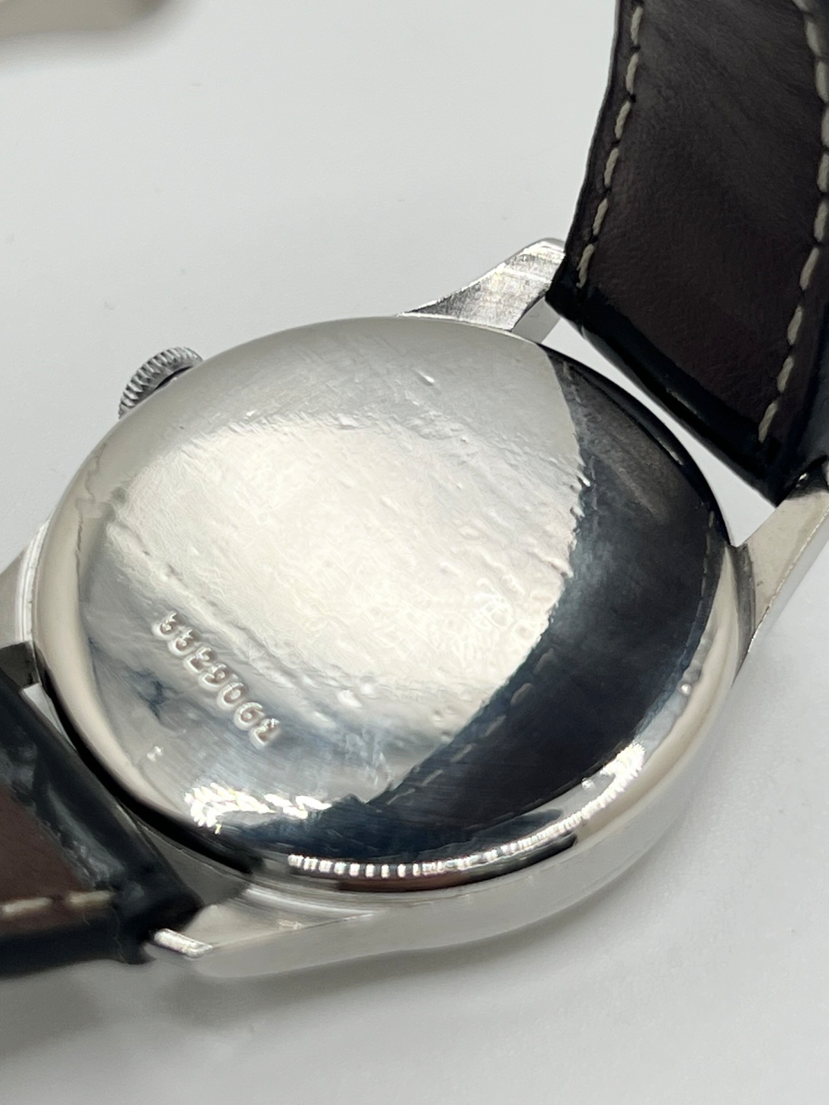 Montre Eterna Calatrava équipée du calibre 852, un modèle vintage au style élégant et intemporel. Cette montre Eterna Calatrava séduit par son design classique et ses lignes raffinées, caractéristiques de l’horlogerie traditionnelle. Son calibre 852 souligne son intérêt pour les amateurs de montres anciennes et de mouvements mécaniques. Une pièce de caractère, idéale pour compléter une collection horlogère ou apporter une touche vintage à une tenue élégante.