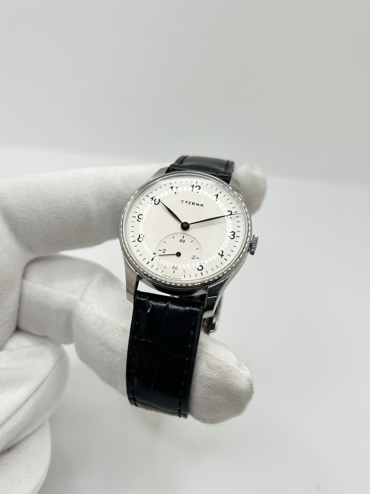 Montre Eterna Calatrava équipée du calibre 852, un modèle vintage au style élégant et intemporel. Cette montre Eterna Calatrava séduit par son design classique et ses lignes raffinées, caractéristiques de l’horlogerie traditionnelle. Son calibre 852 souligne son intérêt pour les amateurs de montres anciennes et de mouvements mécaniques. Une pièce de caractère, idéale pour compléter une collection horlogère ou apporter une touche vintage à une tenue élégante.