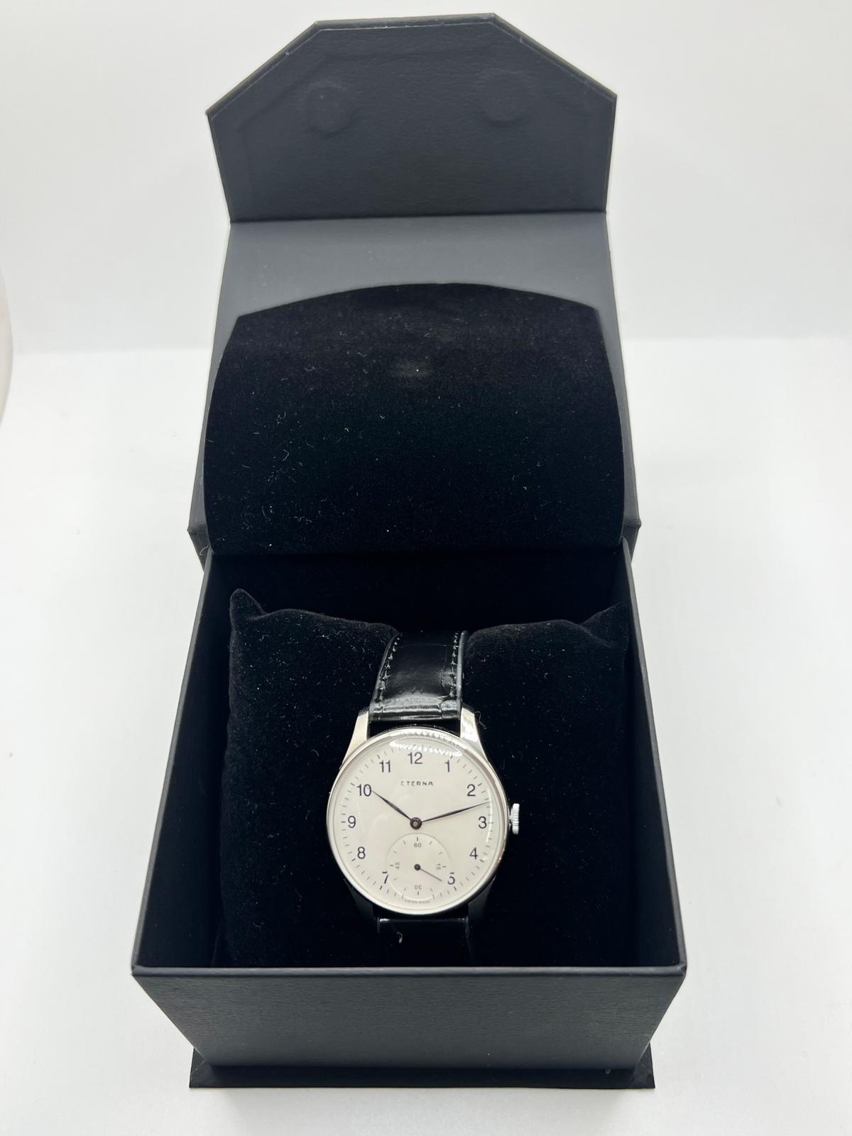 Montre Eterna Calatrava équipée du calibre 852, un modèle vintage au style élégant et intemporel. Cette montre Eterna Calatrava séduit par son design classique et ses lignes raffinées, caractéristiques de l’horlogerie traditionnelle. Son calibre 852 souligne son intérêt pour les amateurs de montres anciennes et de mouvements mécaniques. Une pièce de caractère, idéale pour compléter une collection horlogère ou apporter une touche vintage à une tenue élégante.
