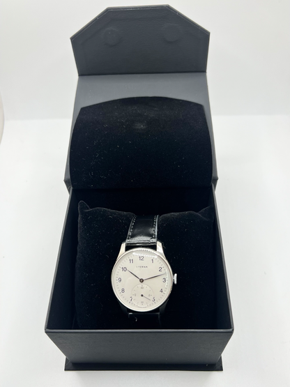 Montre Eterna Calatrava équipée du calibre 852, un modèle vintage au style élégant et intemporel. Cette montre Eterna Calatrava séduit par son design classique et ses lignes raffinées, caractéristiques de l’horlogerie traditionnelle. Son calibre 852 souligne son intérêt pour les amateurs de montres anciennes et de mouvements mécaniques. Une pièce de caractère, idéale pour compléter une collection horlogère ou apporter une touche vintage à une tenue élégante.