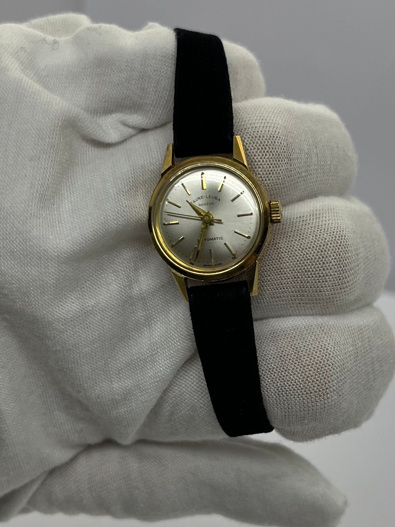 Appréciez l’authenticité et l’élégance d’une Favre-Leuba d’époque en or 18K, véritable trésor pour les passionnés d’horlogerie classique. Ce garde-temps au design vintage incarne le savoir-faire suisse et le raffinement des créations anciennes. Une pièce de collection intemporelle, parfaite pour les amateurs de style rétro et de belles mécaniques dorées. 