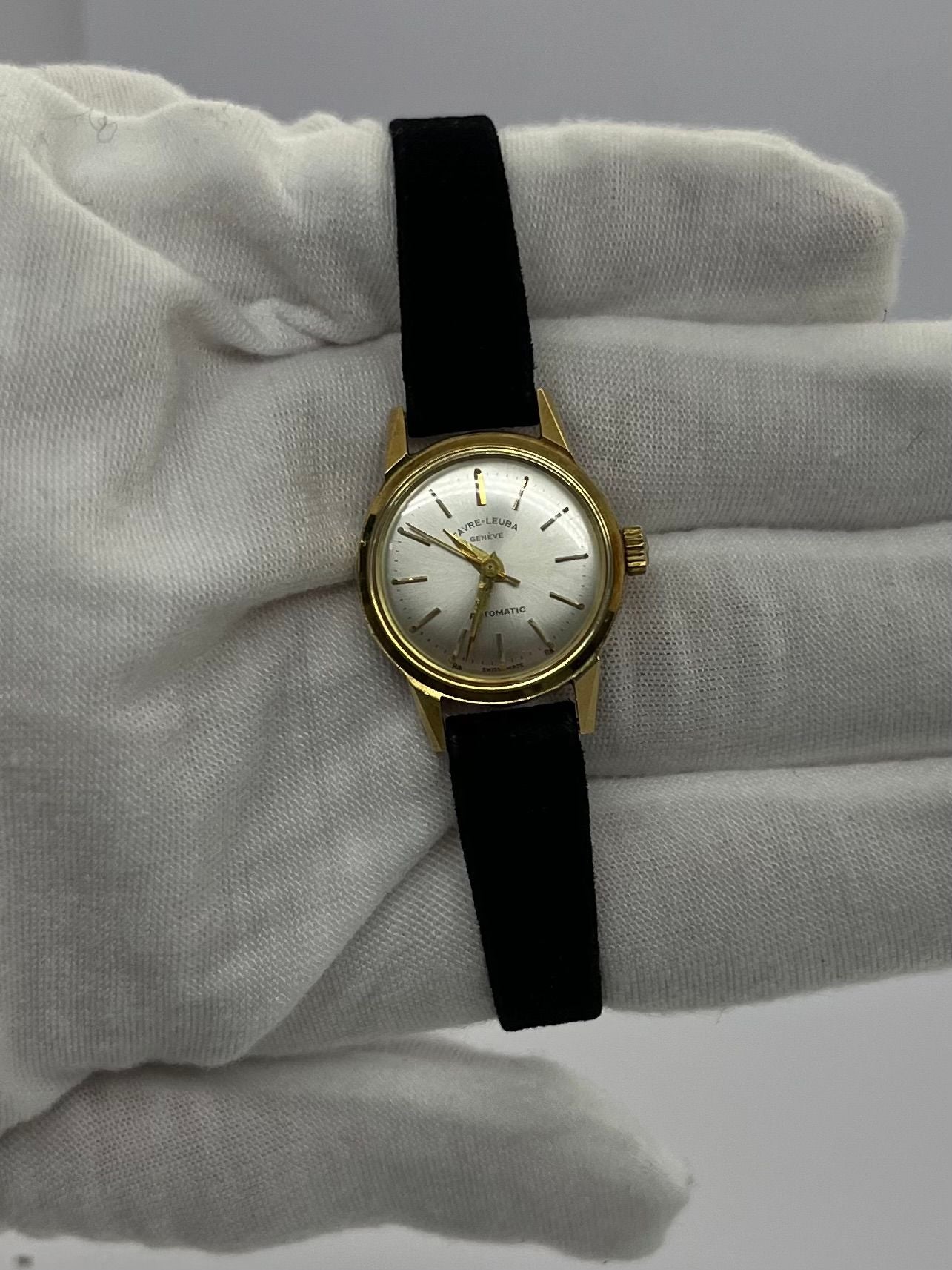 Appréciez l’authenticité et l’élégance d’une Favre-Leuba d’époque en or 18K, véritable trésor pour les passionnés d’horlogerie classique. Ce garde-temps au design vintage incarne le savoir-faire suisse et le raffinement des créations anciennes. Une pièce de collection intemporelle, parfaite pour les amateurs de style rétro et de belles mécaniques dorées. 