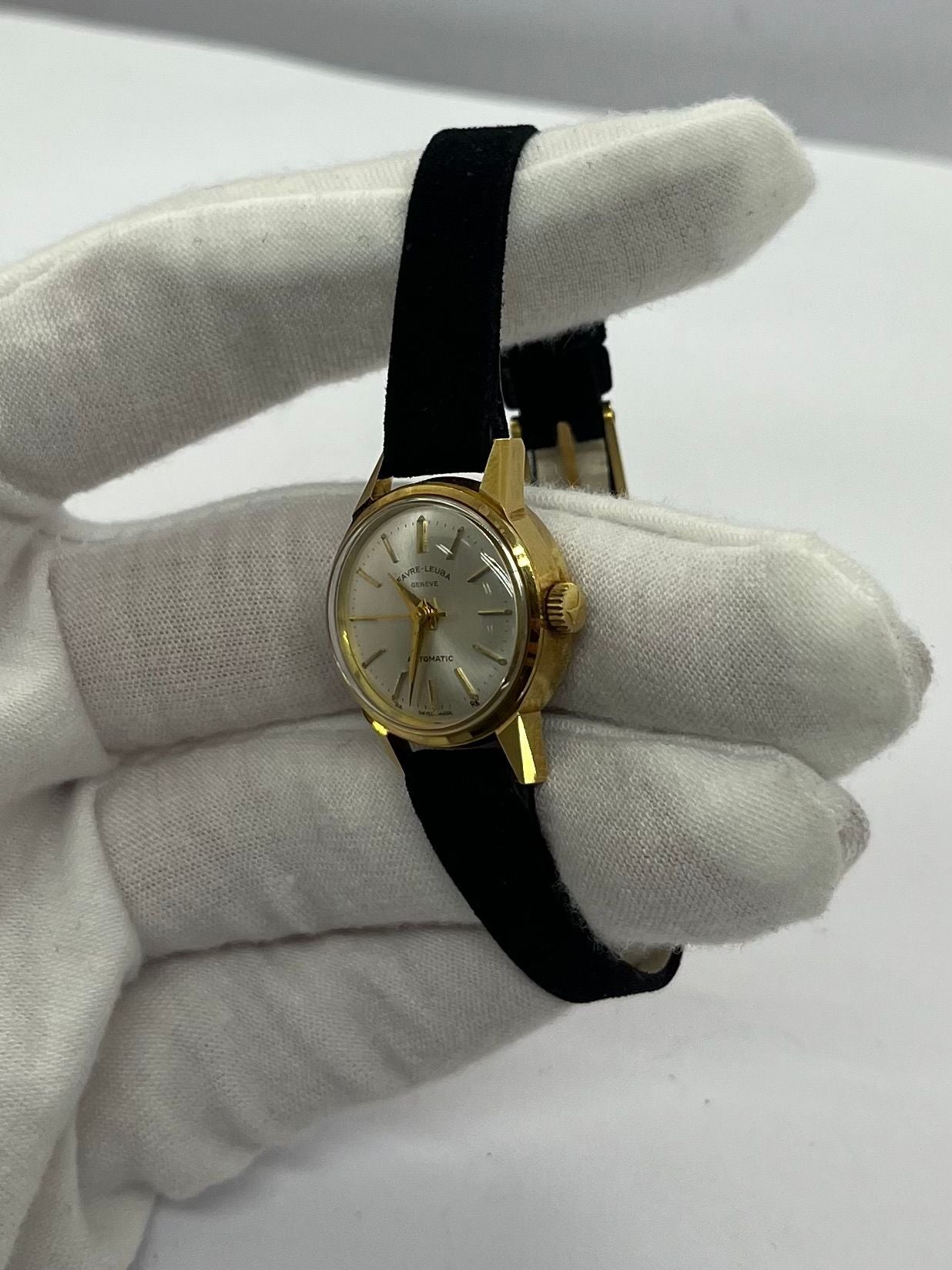 Appréciez l’authenticité et l’élégance d’une Favre-Leuba d’époque en or 18K, véritable trésor pour les passionnés d’horlogerie classique. Ce garde-temps au design vintage incarne le savoir-faire suisse et le raffinement des créations anciennes. Une pièce de collection intemporelle, parfaite pour les amateurs de style rétro et de belles mécaniques dorées. 