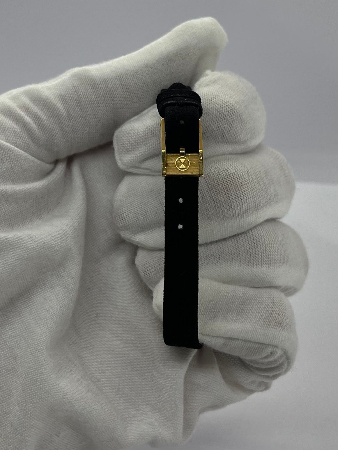 Appréciez l’authenticité et l’élégance d’une Favre-Leuba d’époque en or 18K, véritable trésor pour les passionnés d’horlogerie classique. Ce garde-temps au design vintage incarne le savoir-faire suisse et le raffinement des créations anciennes. Une pièce de collection intemporelle, parfaite pour les amateurs de style rétro et de belles mécaniques dorées. 