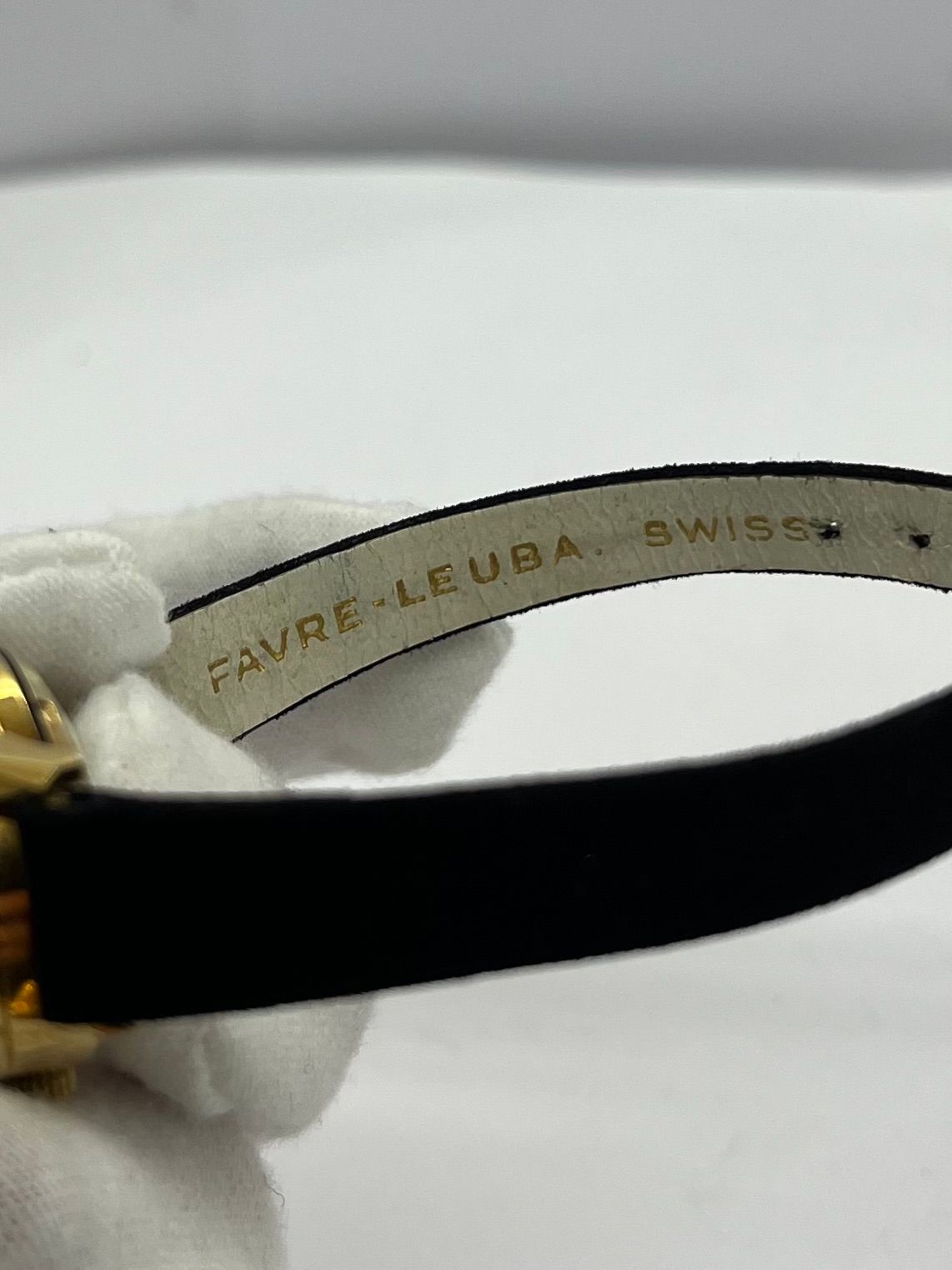 Appréciez l’authenticité et l’élégance d’une Favre-Leuba d’époque en or 18K, véritable trésor pour les passionnés d’horlogerie classique. Ce garde-temps au design vintage incarne le savoir-faire suisse et le raffinement des créations anciennes. Une pièce de collection intemporelle, parfaite pour les amateurs de style rétro et de belles mécaniques dorées. 