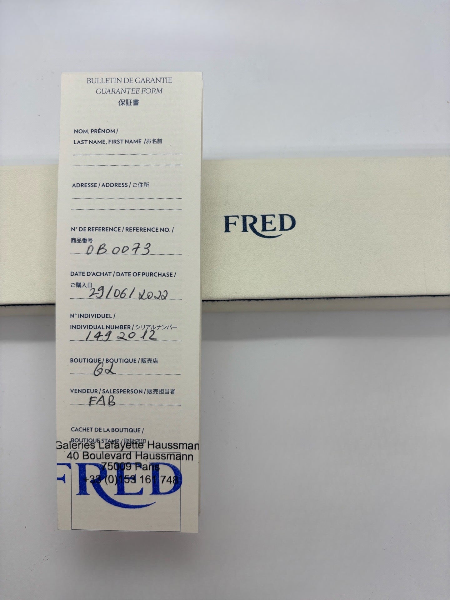 Icône de la Maison Fred, le bracelet Force 10 en or rose et diamants 0,12 ct allie élégance et modernité. Son câble tressé et sa boucle sertie de diamants reflètent un savoir-faire joaillier unique. Symbole de force et de raffinement, il sublime le poignet avec éclat et sophistication.