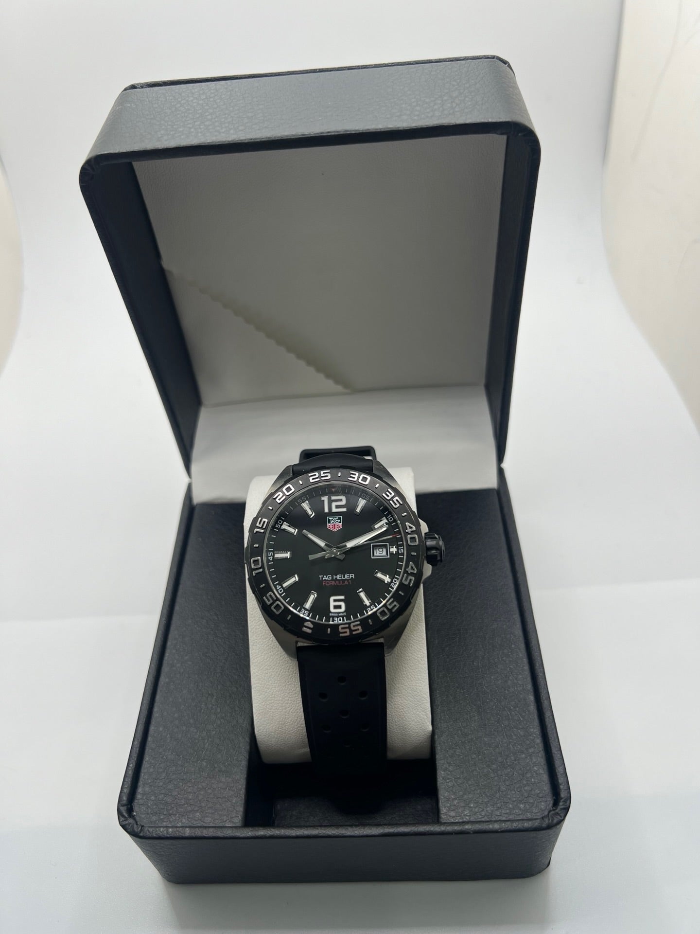 Montre TAG Heuer Formula 1 Quartz référence WAZ1110 avec boîtier en acier de 41 mm, cadran noir et verre saphir résistant aux rayures. Modèle sportif étanche à 200 mètres, équipé d’un bracelet en caoutchouc noir avec boucle déployante en acier. Cette montre homme ou unisexe d’occasion présente des traces d’usure visibles, révisée en février 2026, idéale pour un usage quotidien ou une collection horlogère sportive.