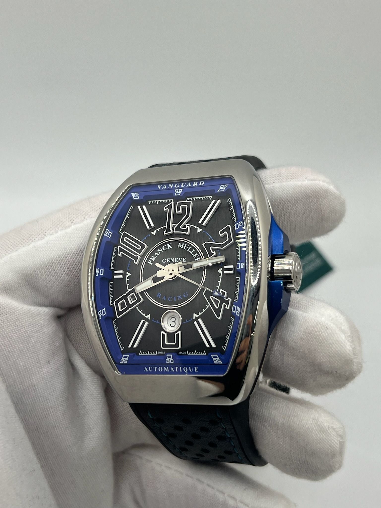Découvrez la Franck Muller Vanguard Racing Full Set 2021, une montre d’exception alliant design sportif et sophistication horlogère. Équipée de son mouvement de haute précision, elle incarne le savoir-faire unique de la maison Franck Muller. Ce modèle est livré avec sa boîte et ses papiers d’origine, garantissant son authenticité et sa valeur. Une pièce idéale pour les collectionneurs et passionnés de montres de luxe.