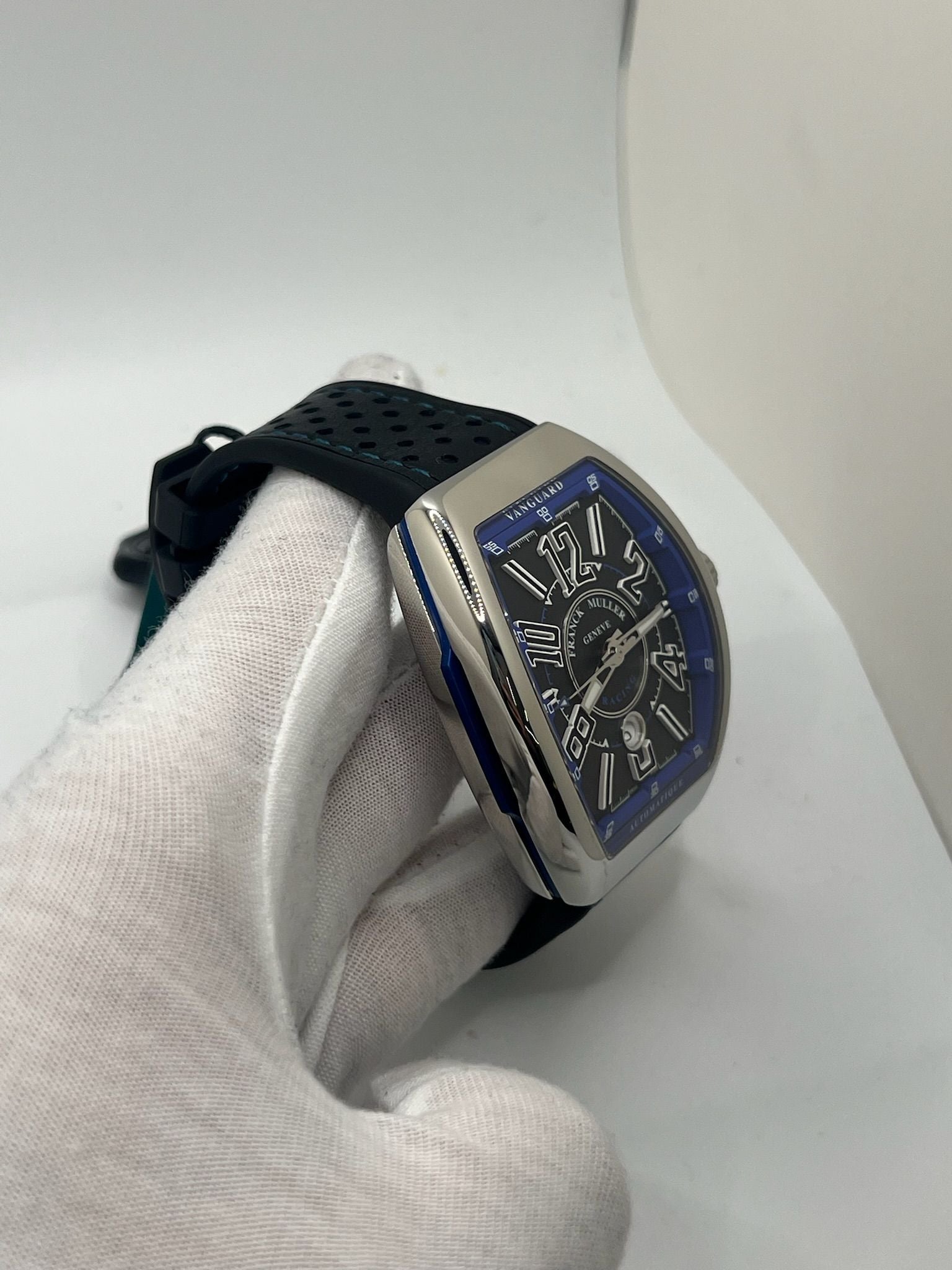 Découvrez la Franck Muller Vanguard Racing Full Set 2021, une montre d’exception alliant design sportif et sophistication horlogère. Équipée de son mouvement de haute précision, elle incarne le savoir-faire unique de la maison Franck Muller. Ce modèle est livré avec sa boîte et ses papiers d’origine, garantissant son authenticité et sa valeur. Une pièce idéale pour les collectionneurs et passionnés de montres de luxe.