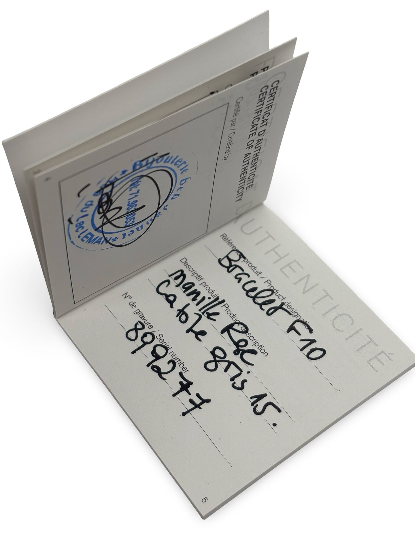 Icône de la Maison Fred, le bracelet Force 10 Grand Modèle en or rose allie élégance et esprit marin. Son design tressé emblématique évoque la force et la liberté. Un bijou audacieux et raffiné, idéal pour sublimer un poignet avec caractère. Parfait en pièce signature ou à offrir en symbole de lien fort.