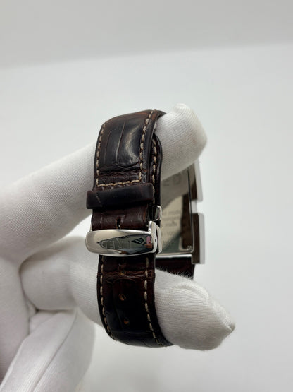 Montre Fred Tank R09-100 en excellent état, dotée d’un mouvement quartz et d’un boîtier en acier de 33 × 27 mm. Cette montre élégante présente un cadran blanc avec chiffres arabes, protégé par un verre saphir. Elle est accompagnée d’un bracelet en cuir brun avec boucle en acier. Modèle homme ou unisexe, cette Fred Tank R09-100 séduit par son design classique et intemporel, idéal pour compléter une tenue élégante au quotidien.
