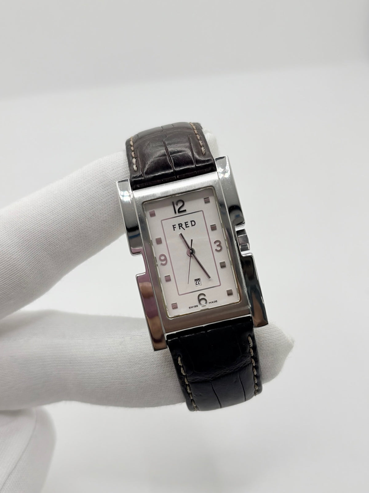 Montre Fred Tank R09-100 en excellent état, dotée d’un mouvement quartz et d’un boîtier en acier de 33 × 27 mm. Cette montre élégante présente un cadran blanc avec chiffres arabes, protégé par un verre saphir. Elle est accompagnée d’un bracelet en cuir brun avec boucle en acier. Modèle homme ou unisexe, cette Fred Tank R09-100 séduit par son design classique et intemporel, idéal pour compléter une tenue élégante au quotidien.

