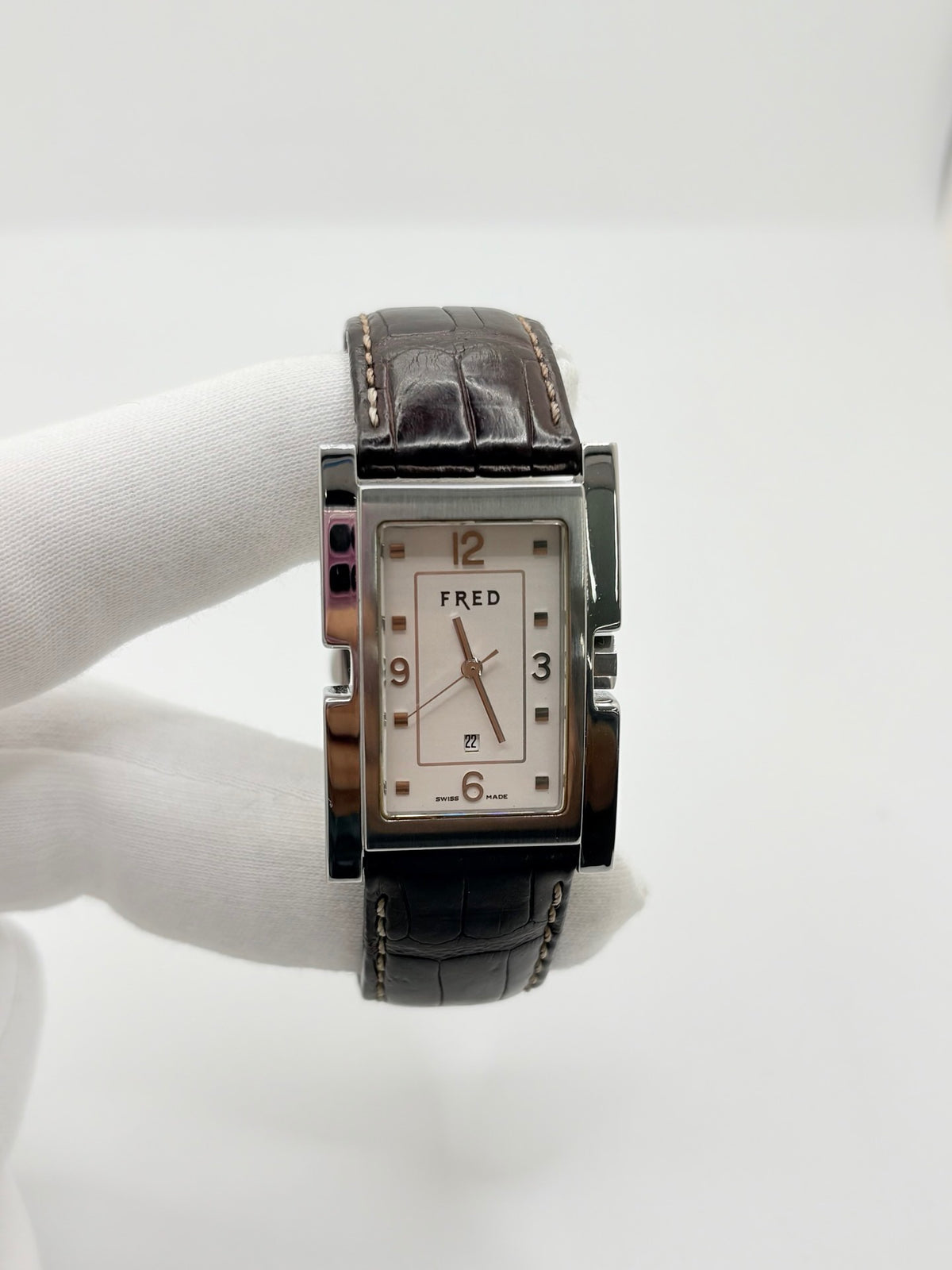 Montre Fred Tank R09-100 en excellent état, dotée d’un mouvement quartz et d’un boîtier en acier de 33 × 27 mm. Cette montre élégante présente un cadran blanc avec chiffres arabes, protégé par un verre saphir. Elle est accompagnée d’un bracelet en cuir brun avec boucle en acier. Modèle homme ou unisexe, cette Fred Tank R09-100 séduit par son design classique et intemporel, idéal pour compléter une tenue élégante au quotidien.
