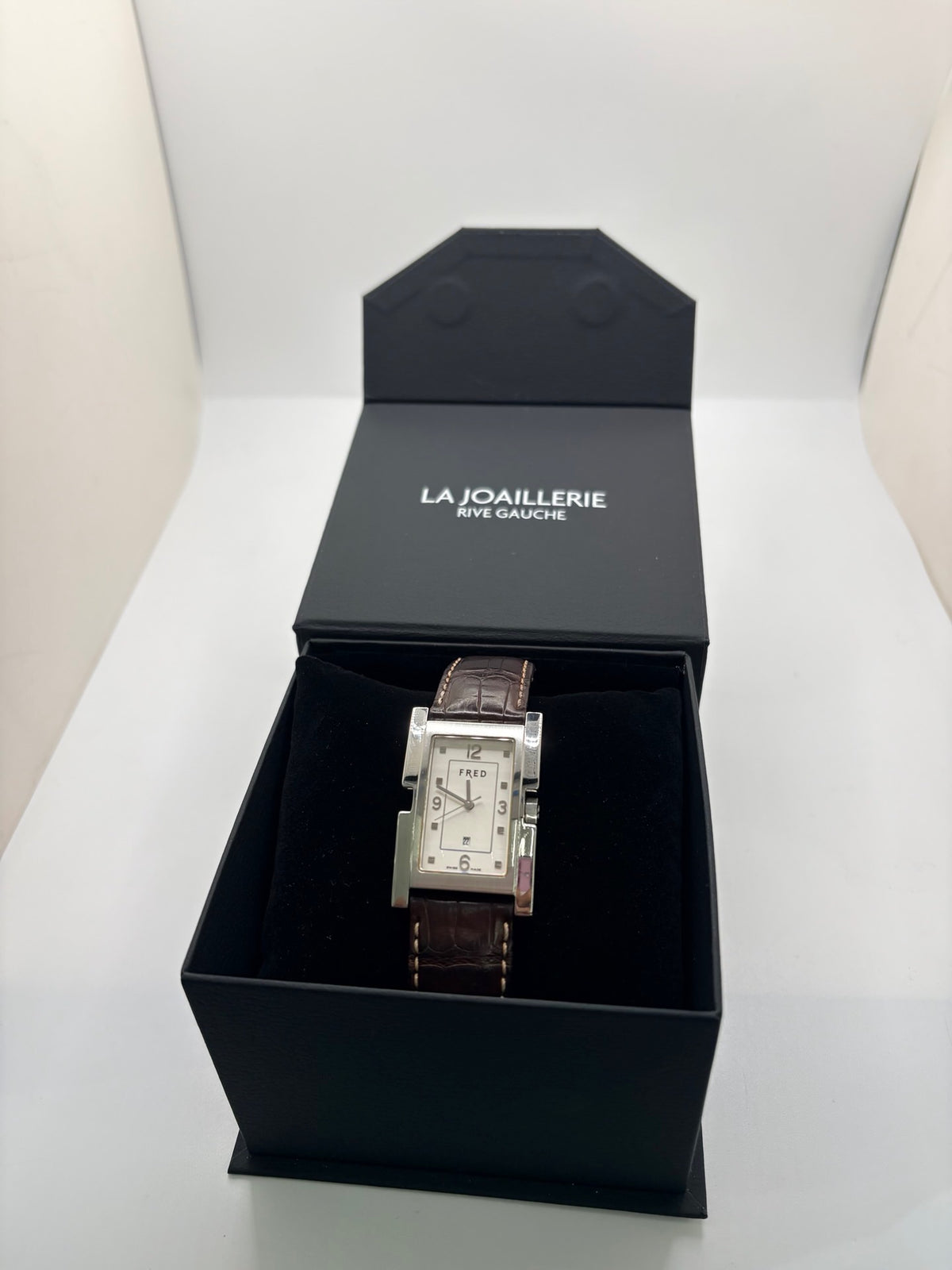 Montre Fred Tank R09-100 en excellent état, dotée d’un mouvement quartz et d’un boîtier en acier de 33 × 27 mm. Cette montre élégante présente un cadran blanc avec chiffres arabes, protégé par un verre saphir. Elle est accompagnée d’un bracelet en cuir brun avec boucle en acier. Modèle homme ou unisexe, cette Fred Tank R09-100 séduit par son design classique et intemporel, idéal pour compléter une tenue élégante au quotidien.
