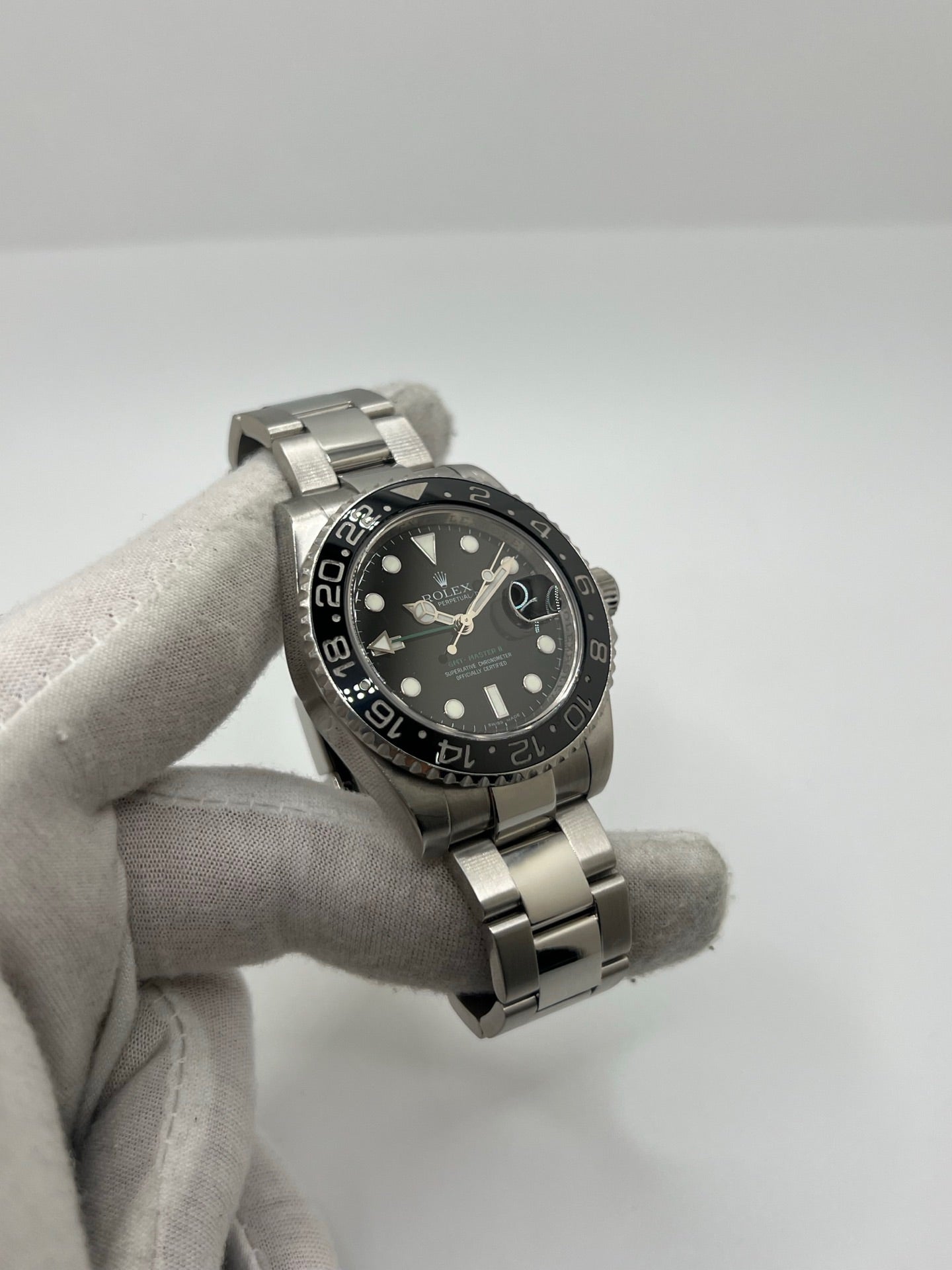 Montre GMT-Master II référence 116710LN en acier avec cadran noir et lunette en céramique noire. Modèle emblématique doté d’un mouvement automatique calibre 3186 avec fonction GMT permettant l’affichage d’un second fuseau horaire. Boîtier de 40 mm avec verre saphir et bracelet acier avec boucle pliante. Montre sportive et élégante, appréciée pour sa robustesse, sa lisibilité et son design iconique dans l’univers de l’horlogerie suisse.