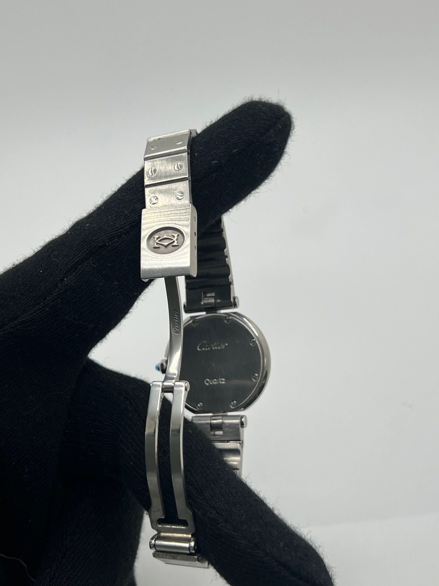 Montre Cartier Santos Vendôme référence 8192 en acier, modèle pour femme avec boîtier rond de 27 mm, cadran blanc à chiffres romains et mouvement quartz. Bracelet acier assorti, boucle à plis et verre saphir. Montre vintage de 1981 en très bon état, livrée avec coffret et papiers d’origine.