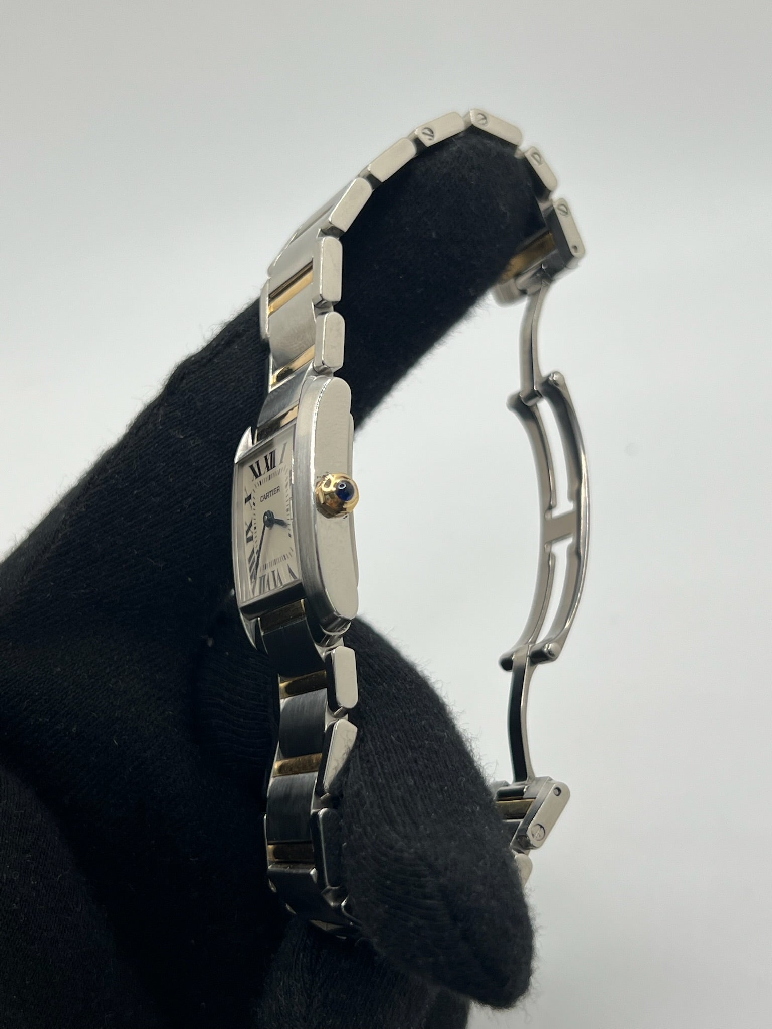 Découvrez la Cartier Tank Française, une montre femme emblématique alliant raffinement et modernité. Ce modèle en or et acier, au design intemporel, est équipé d’un mouvement quartz fiable et d’un cadran blanc aux chiffres romains. Son bracelet acier et sa boucle double plis assurent confort et élégance. Un garde-temps de luxe en très bon état, parfait pour les passionnées de la maison Cartier.