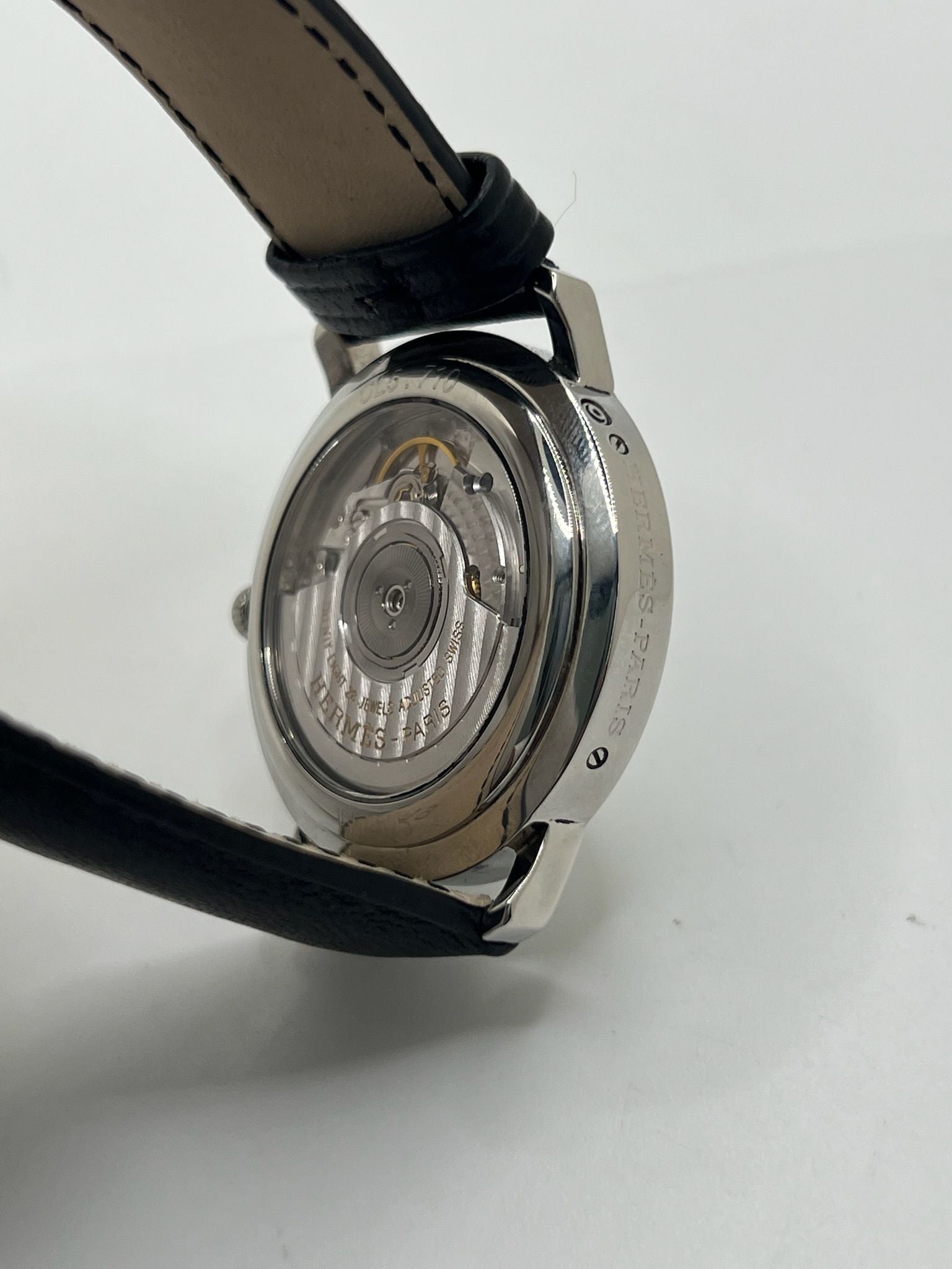 Découvrez la montre Hermès Clipper CL5.710, un garde-temps emblématique alliant élégance et robustesse. Ce modèle Hermès CL5.710 séduit par son design intemporel. La Clipper CL5.710 Hermès, référence prisée des amateurs, incarne le savoir-faire horloger de la maison Hermès dans une version sportive et raffinée.