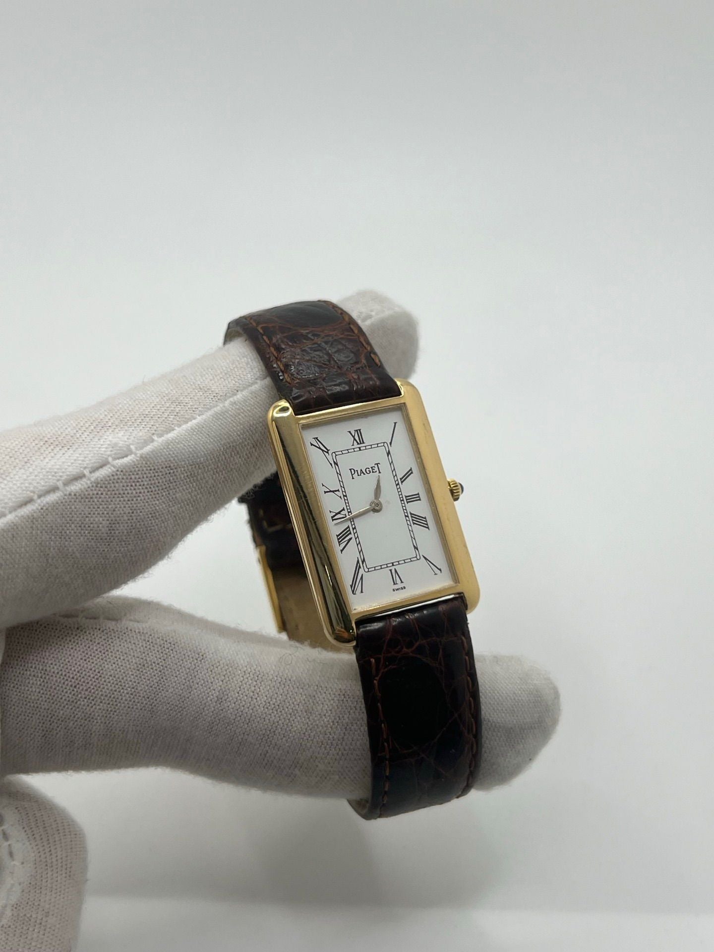 Montre Tank Allongée en or jaune 18K, modèle 9228, présentant un boîtier allongé élégant, un cadran raffiné et un style vintage recherché. Garde-temps luxueux en or massif, idéal pour les collectionneurs et amateurs de pièces horlogères d’exception.
