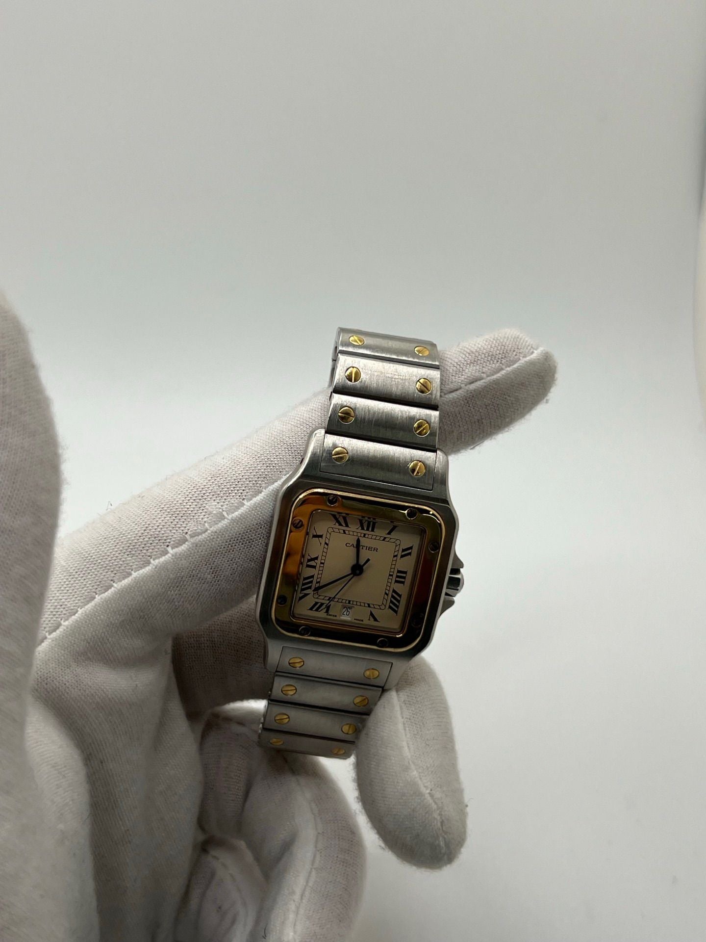 Montre Santos Galbée référence 1566 en acier, au boîtier arrondi emblématique et au bracelet intégré à vis apparentes. Modèle élégant au cadran épuré, apprécié pour son style intemporel et sa silhouette galbée confortable. Pièce horlogère recherchée par les amateurs de montres classiques et de design iconique.