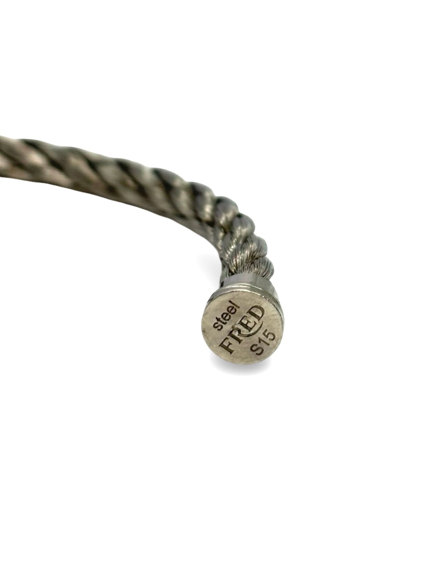 Icône de la Maison Fred, le bracelet Force 10 Grand Modèle en or blanc allie élégance et esprit marin. Son design tressé emblématique évoque la force et la liberté. Un bijou audacieux et raffiné, idéal pour sublimer un poignet avec caractère. Parfait en pièce signature ou à offrir en symbole de lien fort.