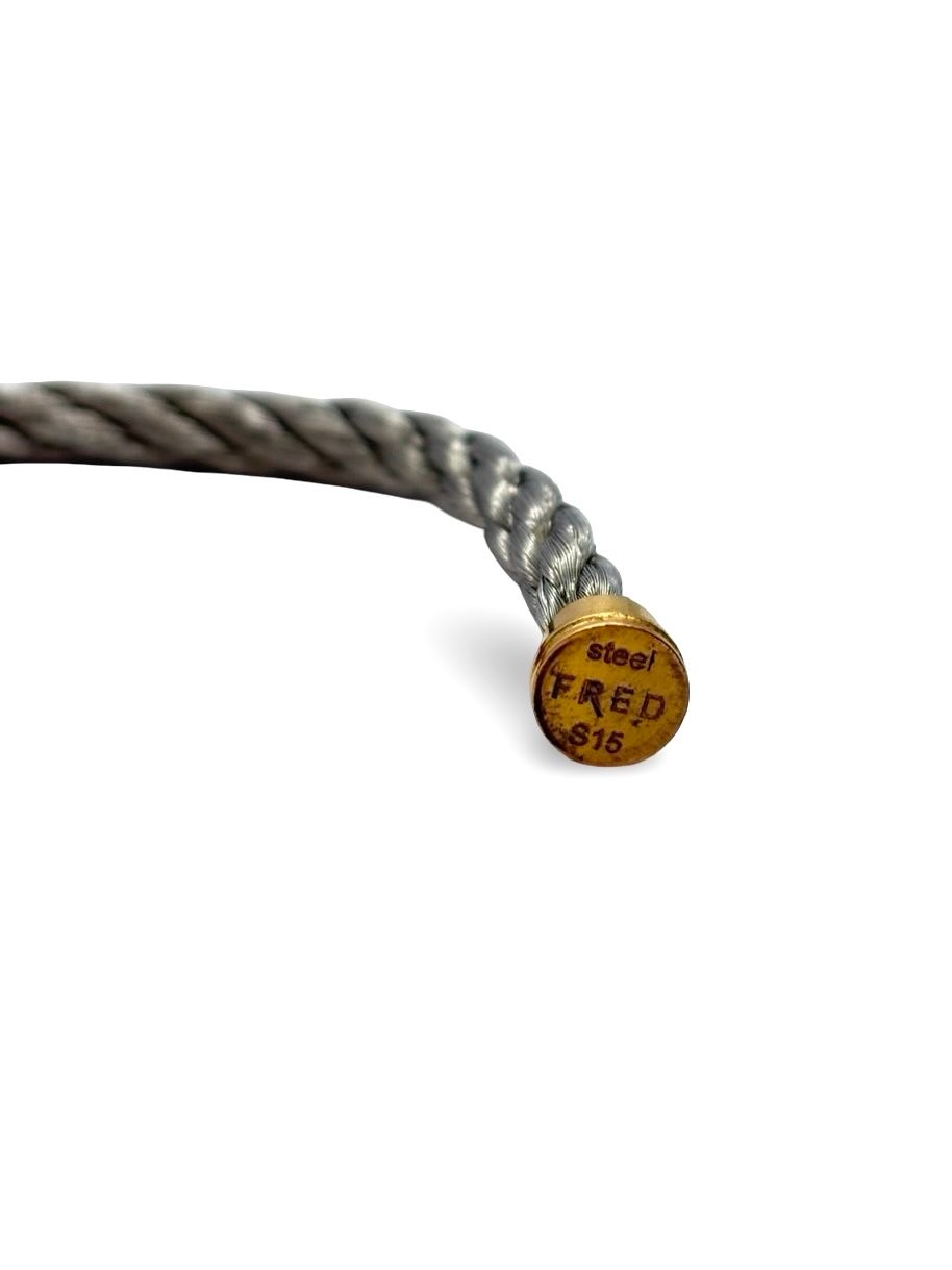 Icône de la Maison Fred, le bracelet Force 10 Grand Modèle en or rose allie élégance et esprit marin. Son design tressé emblématique évoque la force et la liberté. Un bijou audacieux et raffiné, idéal pour sublimer un poignet avec caractère. Parfait en pièce signature ou à offrir en symbole de lien fort.