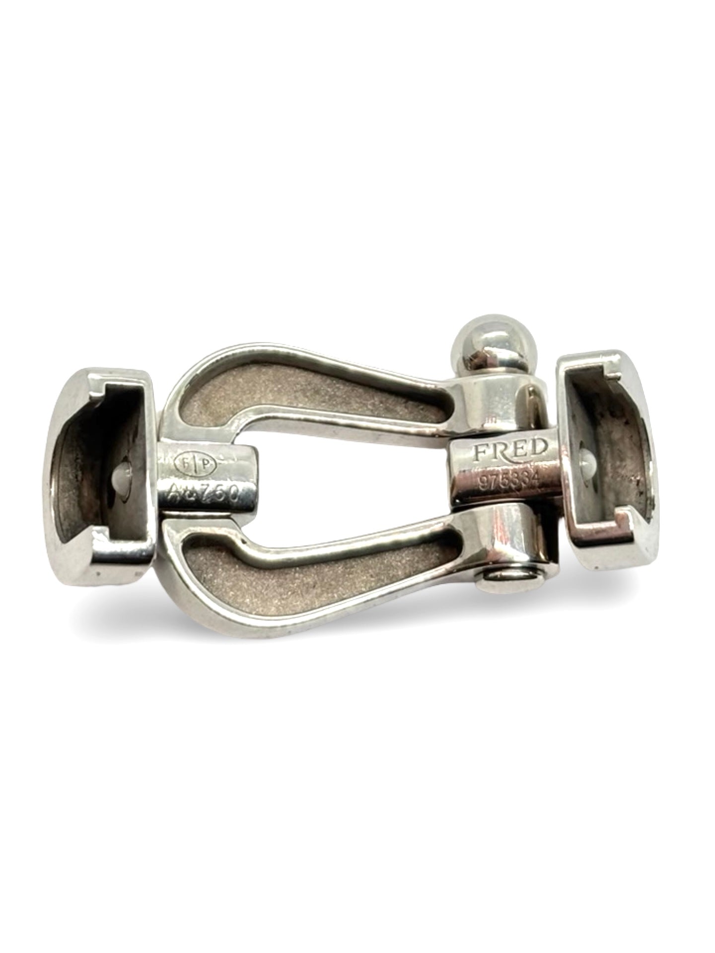 Icône de la Maison Fred, le bracelet Force 10 Grand Modèle en or blanc allie élégance et esprit marin. Son design tressé emblématique évoque la force et la liberté. Un bijou audacieux et raffiné, idéal pour sublimer un poignet avec caractère. Parfait en pièce signature ou à offrir en symbole de lien fort.