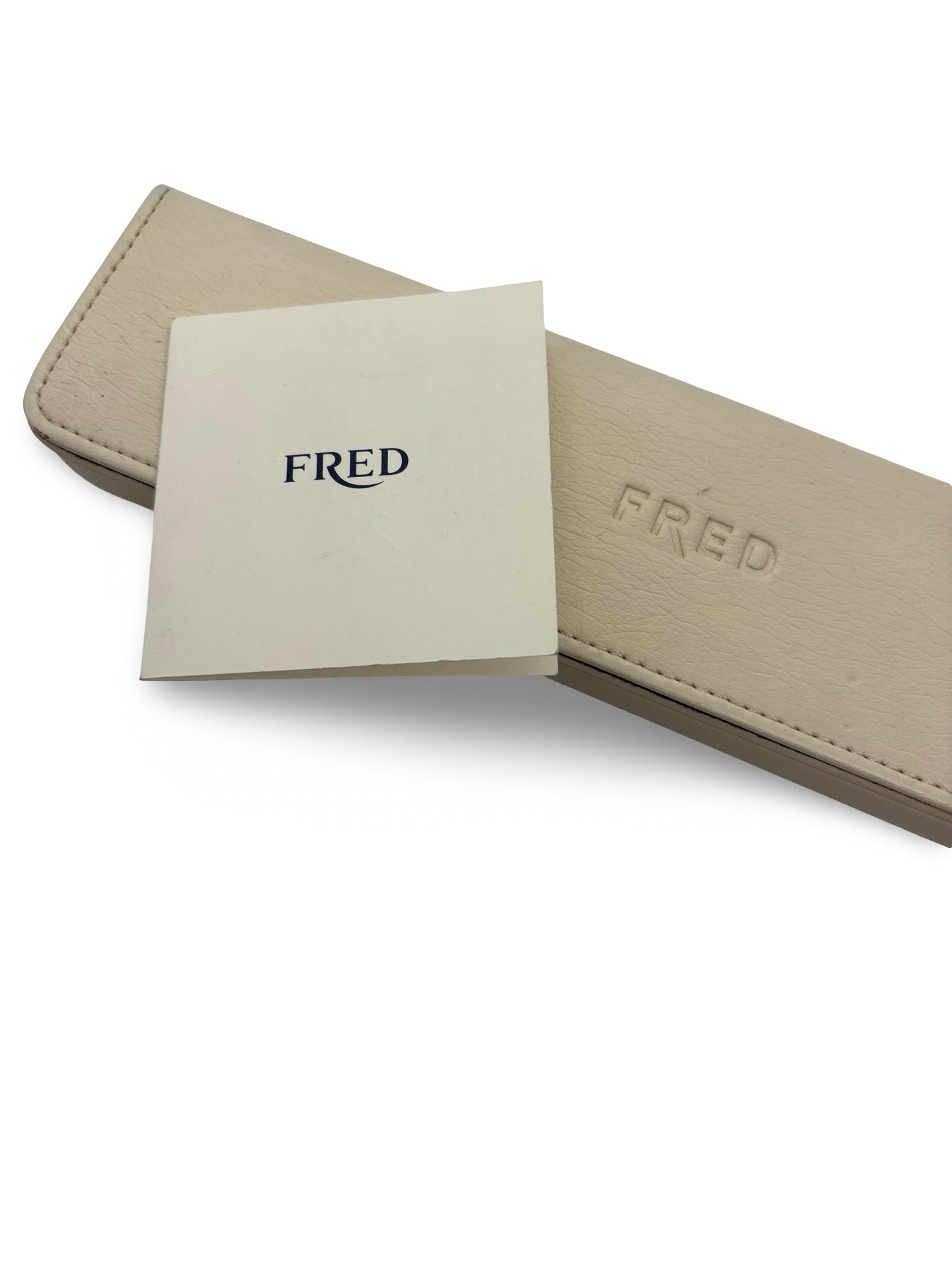 Icône de la Maison Fred, le bracelet Force 10 Grand Modèle en or blanc allie élégance et esprit marin. Son design tressé emblématique évoque la force et la liberté. Un bijou audacieux et raffiné, idéal pour sublimer un poignet avec caractère. Parfait en pièce signature ou à offrir en symbole de lien fort.