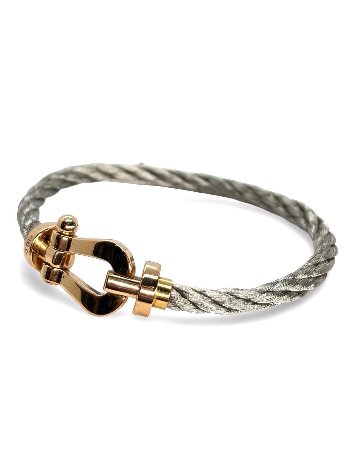 Icône de la Maison Fred, le bracelet Force 10 Grand Modèle en or rose allie élégance et esprit marin. Son design tressé emblématique évoque la force et la liberté. Un bijou audacieux et raffiné, idéal pour sublimer un poignet avec caractère. Parfait en pièce signature ou à offrir en symbole de lien fort.