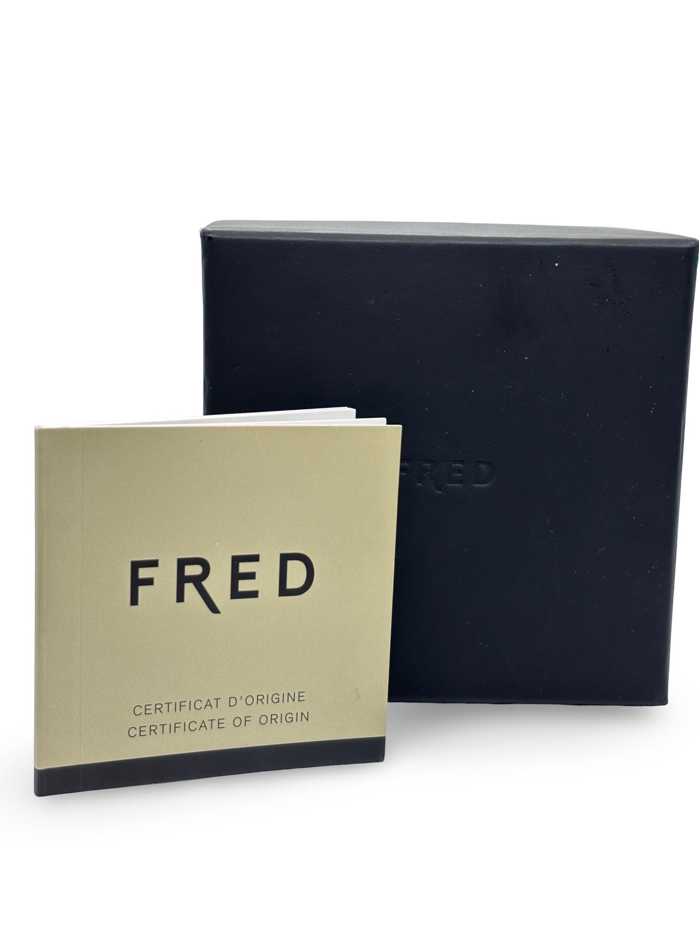 Icône de la Maison Fred, le bracelet Force 10 Grand Modèle en or rose allie élégance et esprit marin. Son design tressé emblématique évoque la force et la liberté. Un bijou audacieux et raffiné, idéal pour sublimer un poignet avec caractère. Parfait en pièce signature ou à offrir en symbole de lien fort.