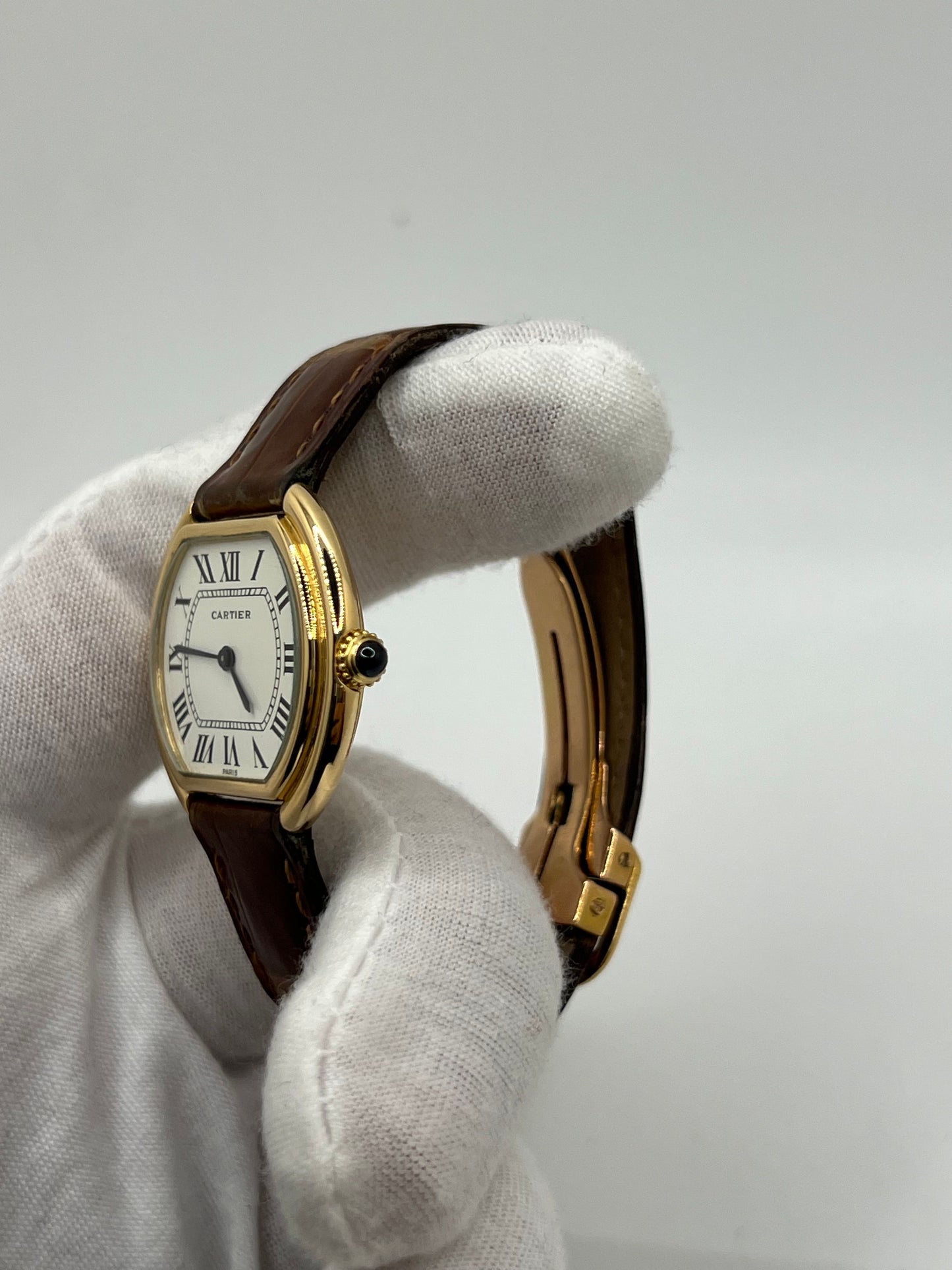Découvrez la Cartier Ellipse Grand Modèle, une montre de luxe au design raffiné et aux dimensions généreuses. Ce modèle elliptique grand format incarne l’élégance et le savoir-faire de la maison Cartier. Idéal pour ceux qui recherchent une montre de caractère en version large.