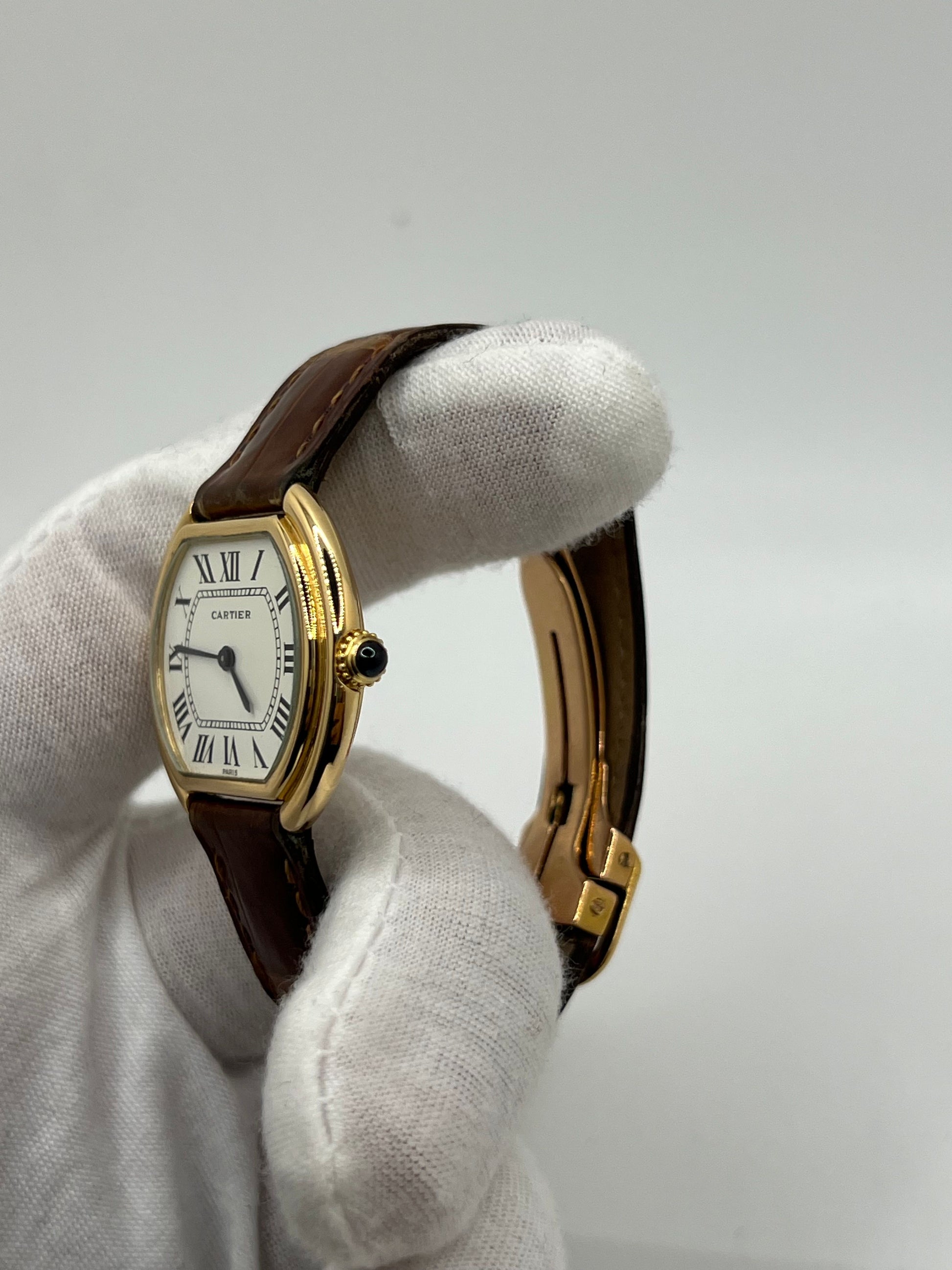 Découvrez la Cartier Ellipse Grand Modèle, une montre de luxe au design raffiné et aux dimensions généreuses. Ce modèle elliptique grand format incarne l’élégance et le savoir-faire de la maison Cartier. Idéal pour ceux qui recherchent une montre de caractère en version large.