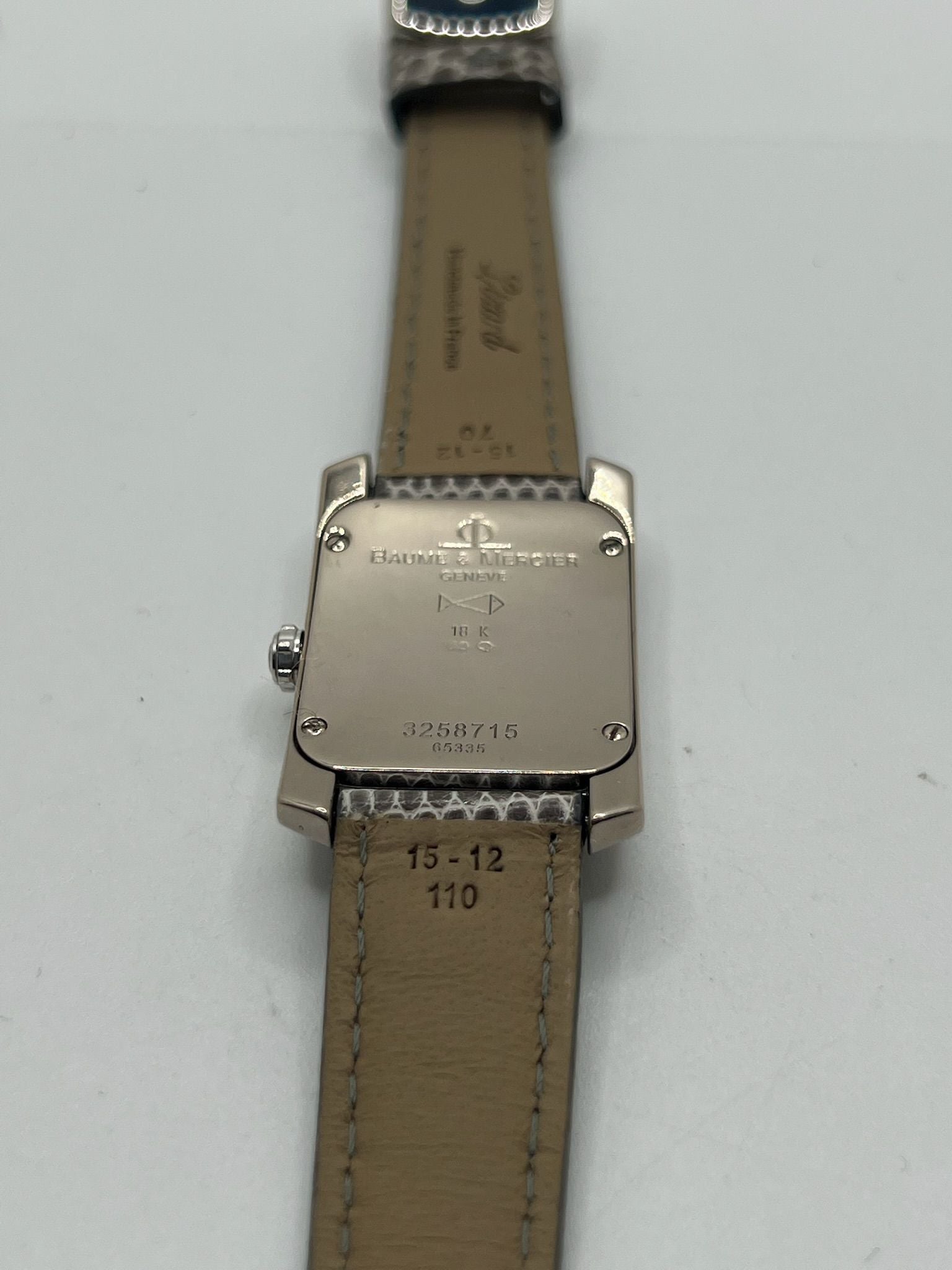 Cette Baume & Mercier Hampton Milleis incarne l’élégance intemporelle avec son boîtier rectangulaire en or blanc 18K, sublimé de diamants. Son cadran aux lignes Art déco reflète l’excellence horlogère suisse. Montée sur un bracelet en cuir de lézard (non d’origine), elle est livrée avec son coffret d’origine. Entièrement révisée en juin 2025 et garantie un an, cette pièce rare allie luxe, raffinement et fiabilité, parfaite pour les passionnés de belles montres.