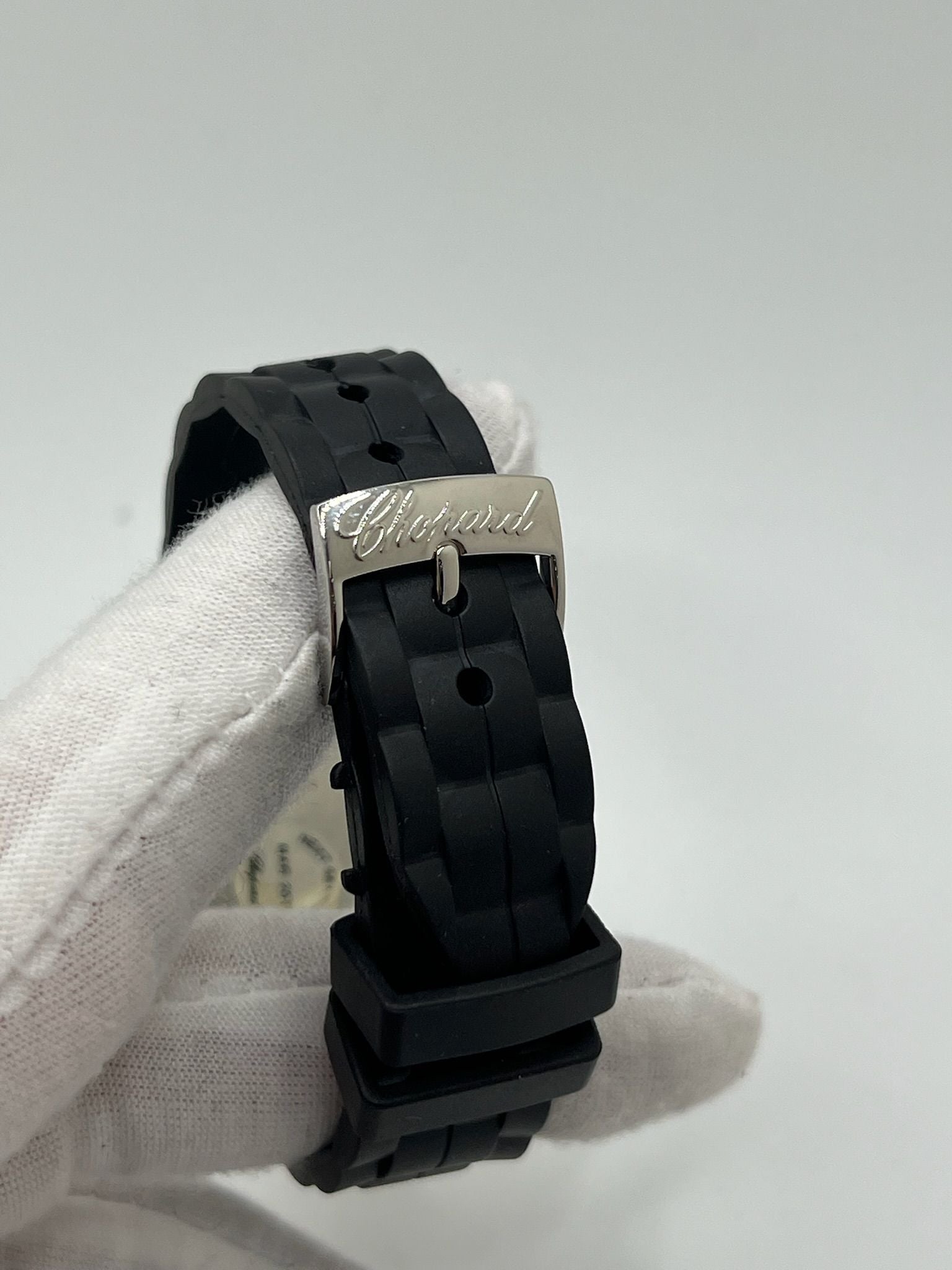 Offrez-vous l’élégance intemporelle avec cette Chopard Happy Sport de 2012, livrée en full set avec boîte, papiers et accessoires d’origine. Ce modèle emblématique allie avec finesse l’univers de la haute horlogerie et celui de la joaillerie, grâce à ses diamants mobiles caractéristiques qui dansent librement sur le cadran. Une pièce de collection recherchée, idéale pour les amateurs de montres Chopard complètes et authentiques. 