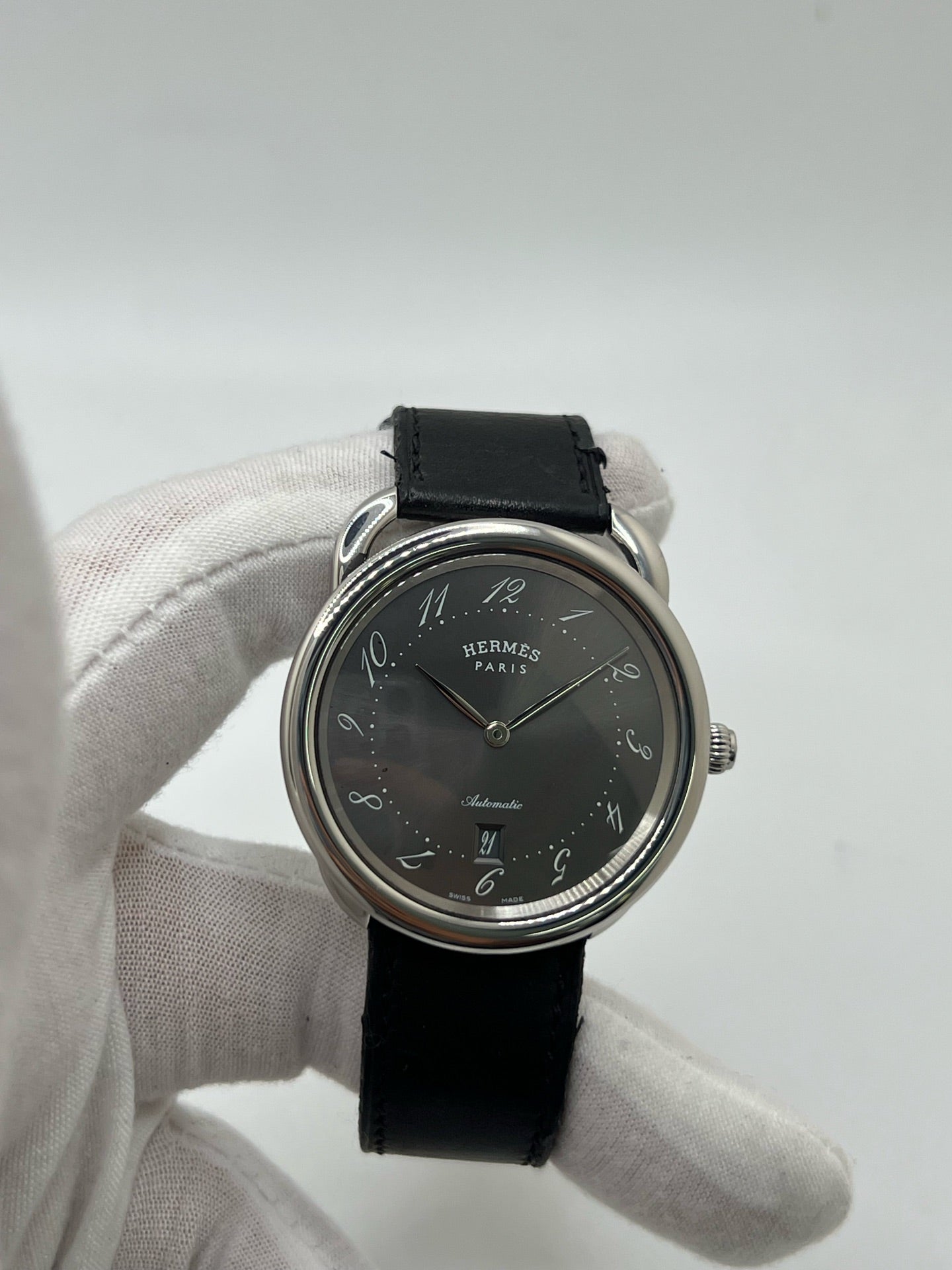 Découvrez la montre Hermès Arceau, un garde-temps d’exception alliant élégance et savoir-faire horloger. Ce modèle emblématique, doté d’un boîtier en acier de 41 mm et d’un mouvement automatique, séduit par son cadran brun raffiné et son bracelet en cuir assorti. Parfaite pour les amateurs de montres de luxe, l’Arceau incarne l’élégance à la française. 