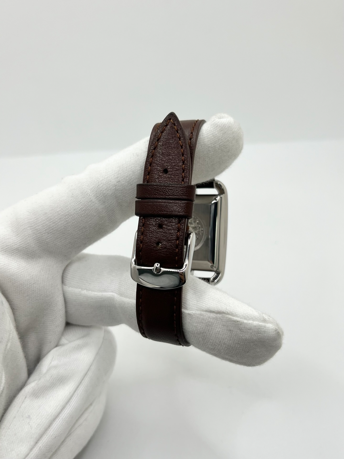 Montre Hermès Cape Cod Automatic CC1.710 à remontage automatique, reconnaissable à son boîtier carré aux lignes élégantes. Ce modèle emblématique de la maison Hermès associe un design intemporel à un style raffiné. La référence CC1.710 séduit par son esthétique sobre et sophistiquée, idéale pour un porté quotidien comme pour une tenue élégante. Une montre Hermès de caractère, parfaite pour les amateurs d’horlogerie et de pièces iconiques.